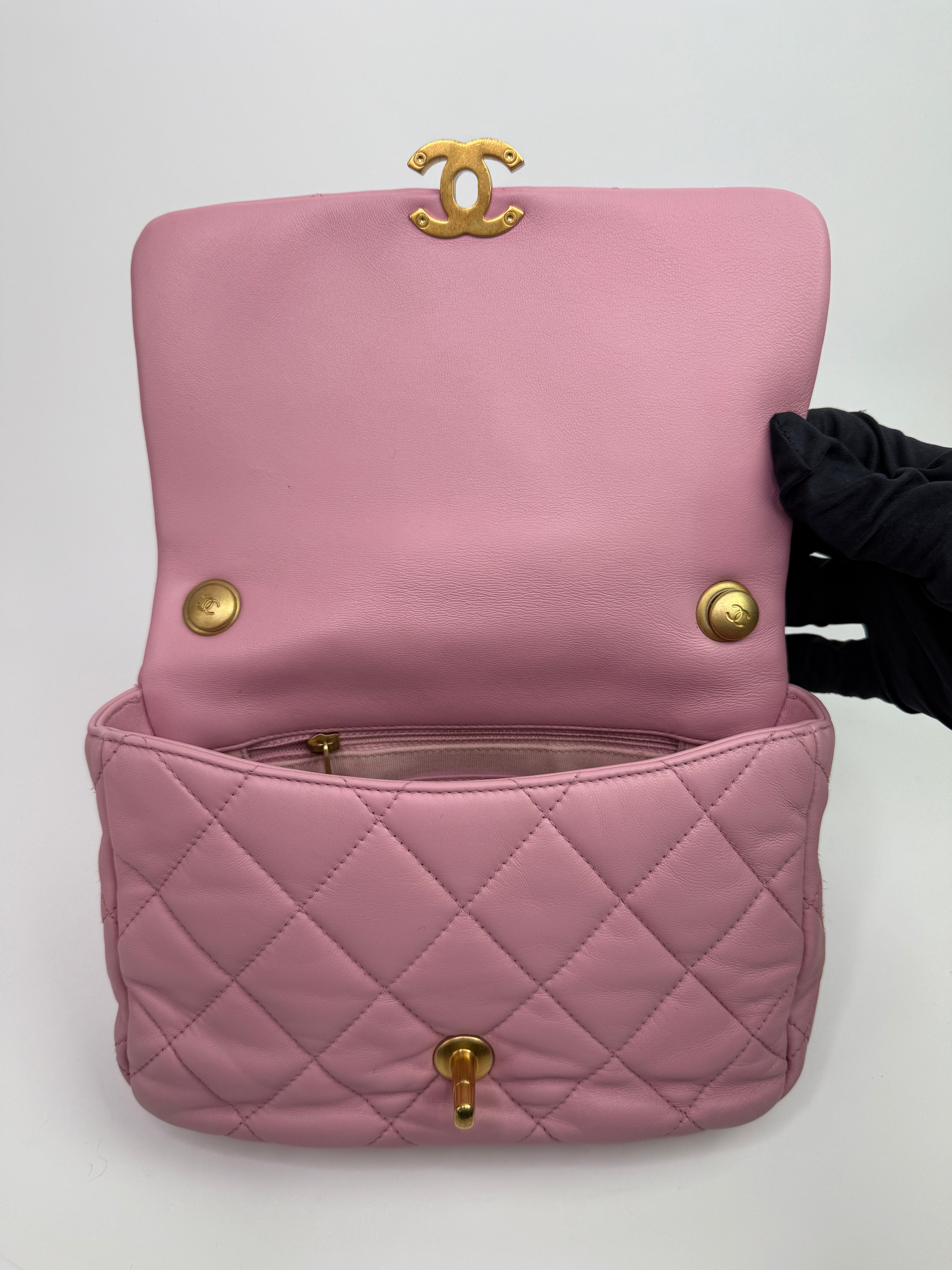 Chanel Pink Lacquered Flap Bag With Gold Hardware
Pre Loved & Authentic 