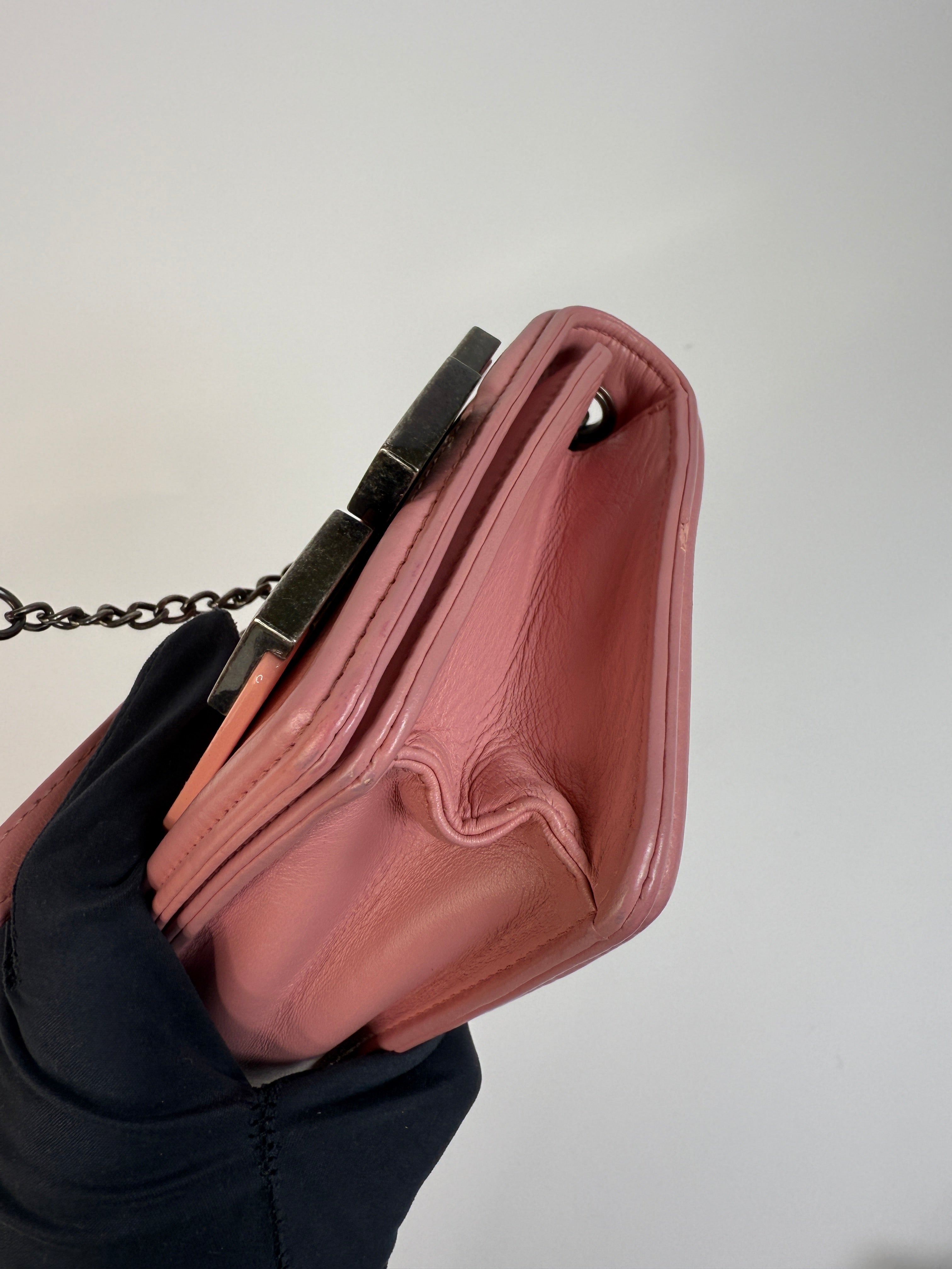 Chanel pink plexiglass Horizontal Boy Brick Bag
Pre Loved & Authentic 