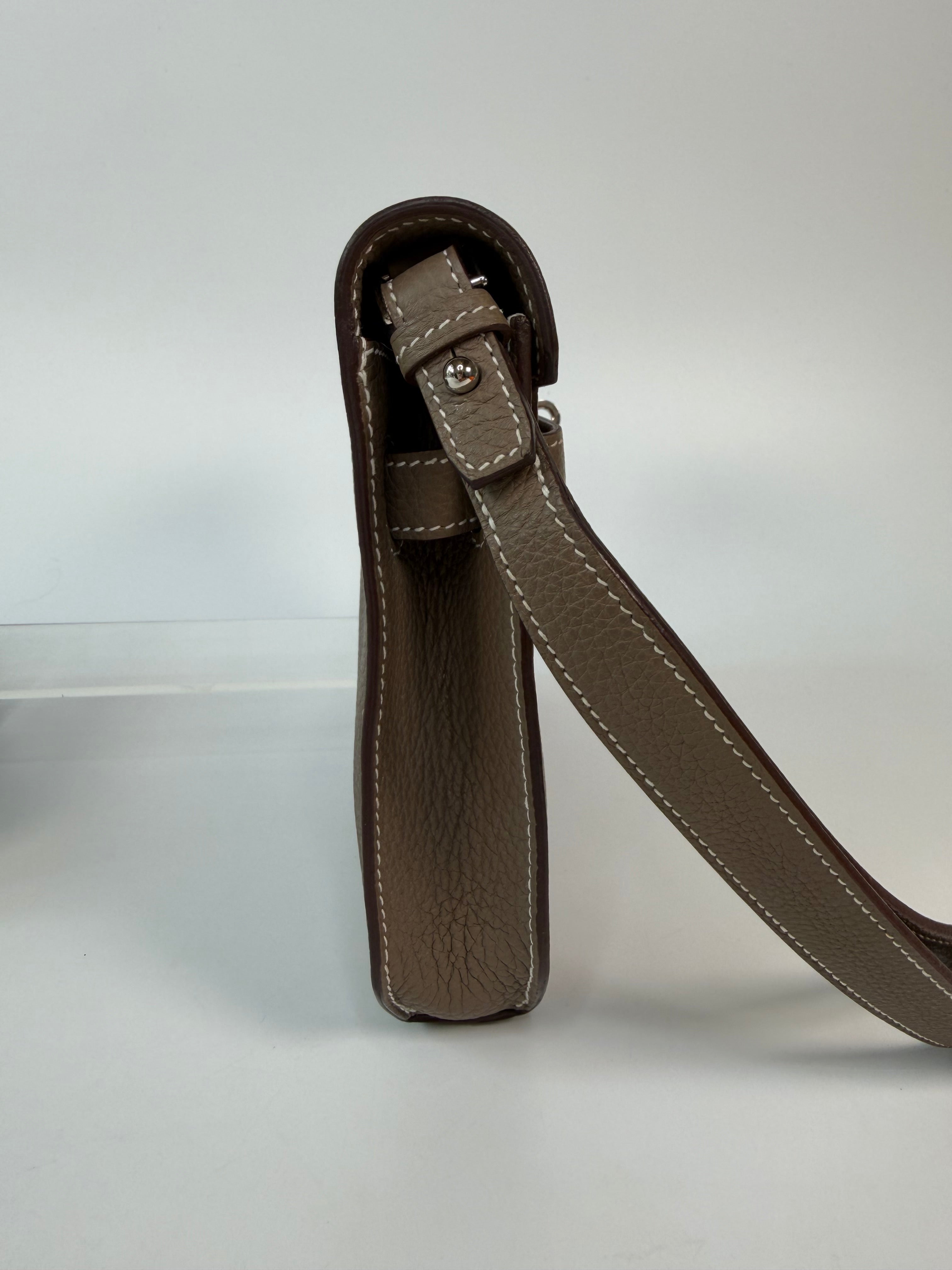 Hermès Depeches 25 In Etoupe Togo Leather With Palladium Hardware in excellent condition 100% authentic and preloved