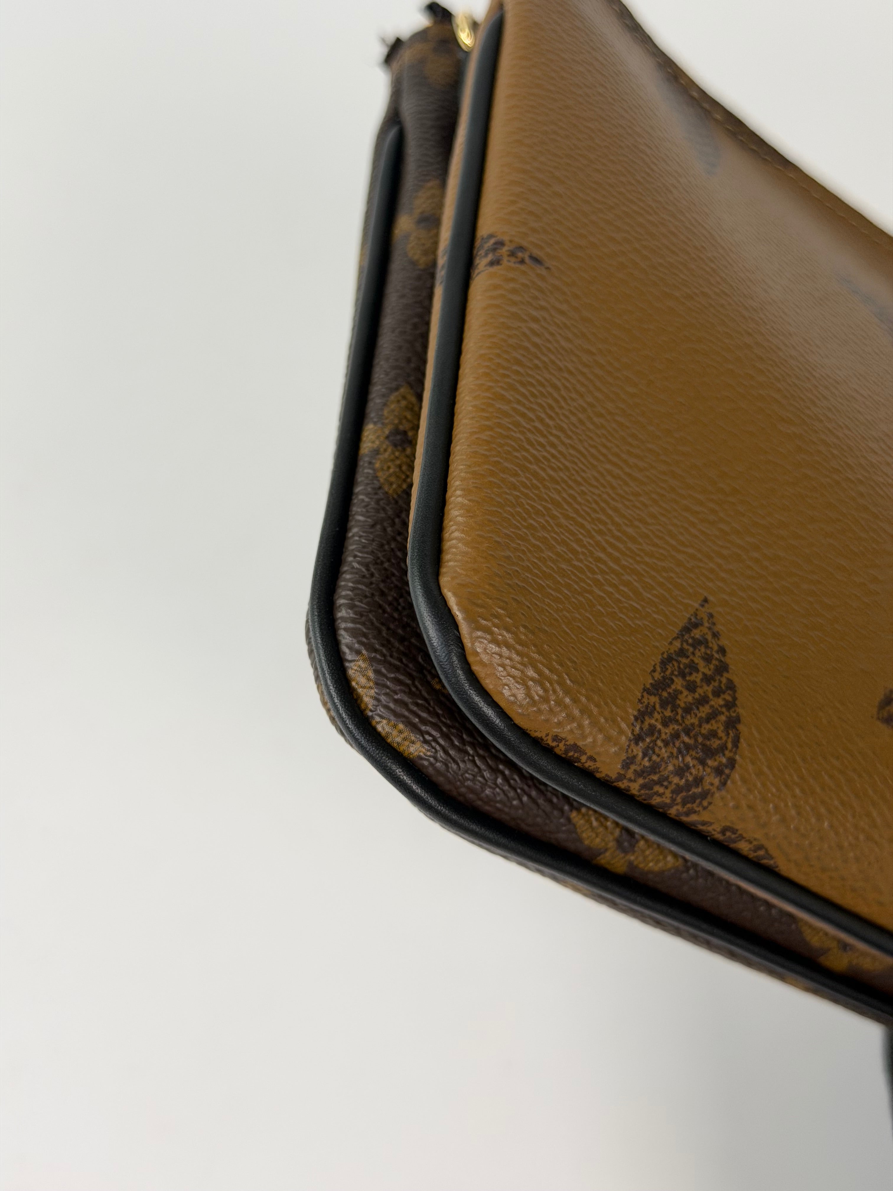 Louis Vuitton Double Zip Pochette In Monogram Canvas in excellent condition 100% authentic and preloved 