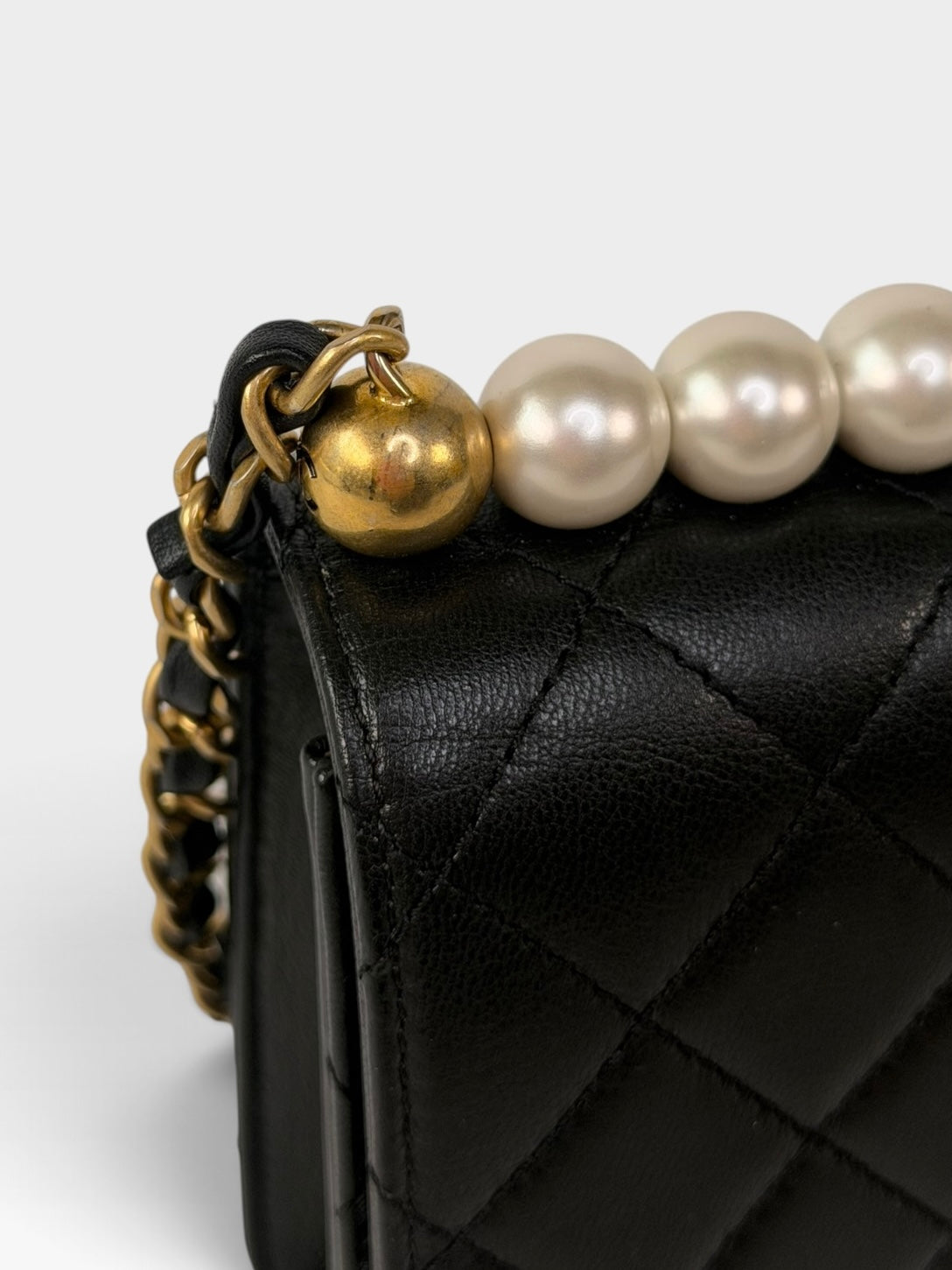 Chanel Chic Pearls Bag In Black Quilted Lambskin With Gold Hardware. 100% authentic and preloved in excellent condition