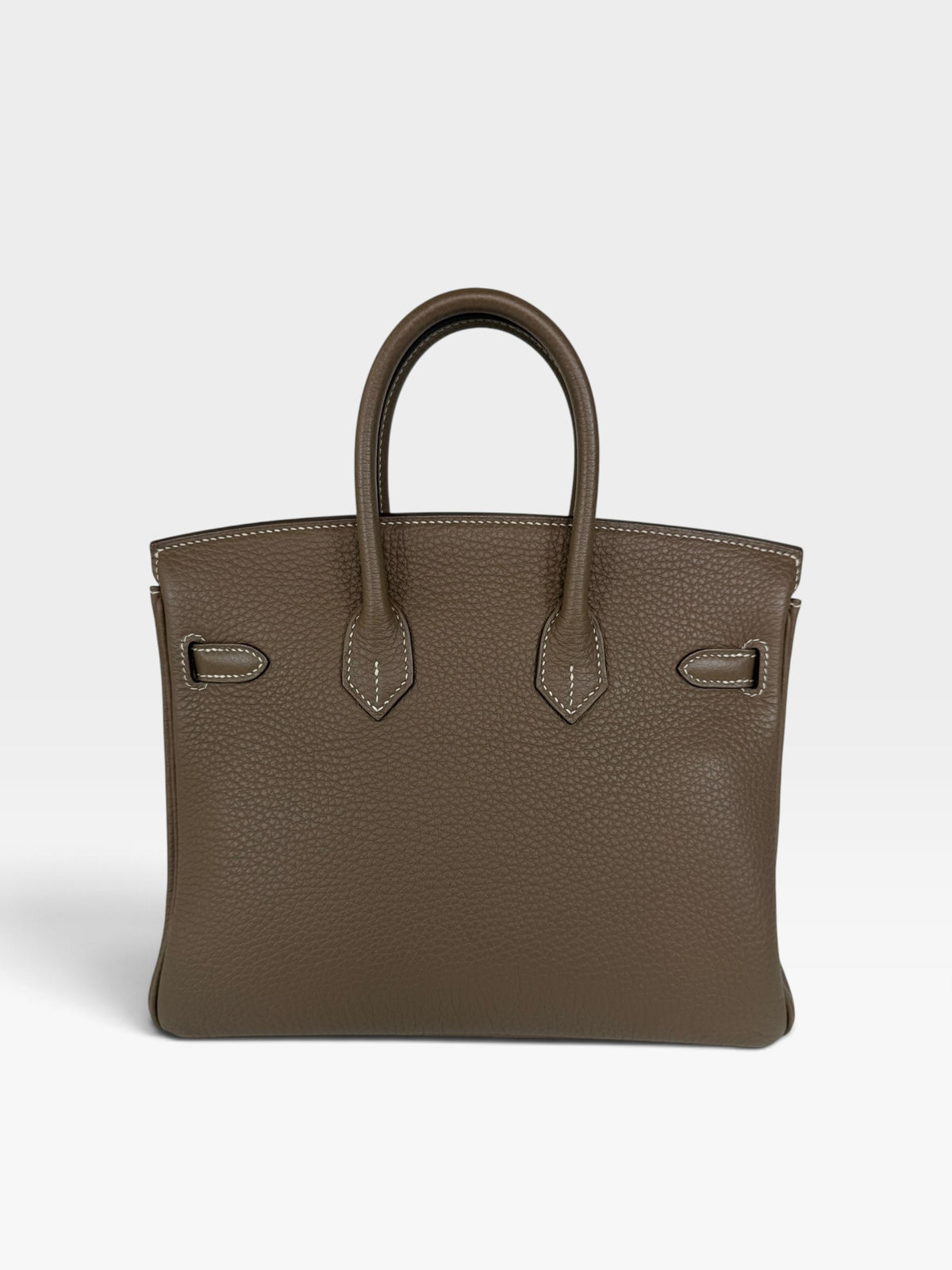 *RARE* Hermès Birkin 25 In Etoupe Epsom Leather With Gold Hardware. Authentic and preloved in excellent condition. 100% luxe Gurantee 