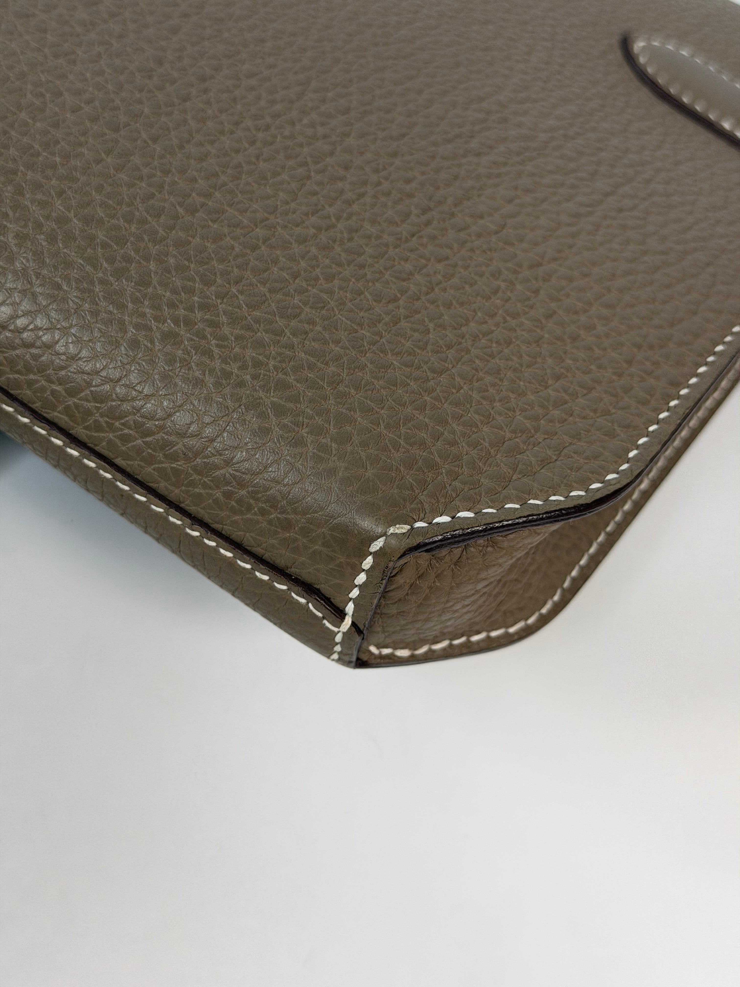 Hermès Depeches 25 In Etoupe Togo Leather With Palladium Hardware in excellent condition 100% authentic and preloved