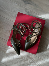 Valentino Garavani Rockstud Pumps (Size 37/UK4)