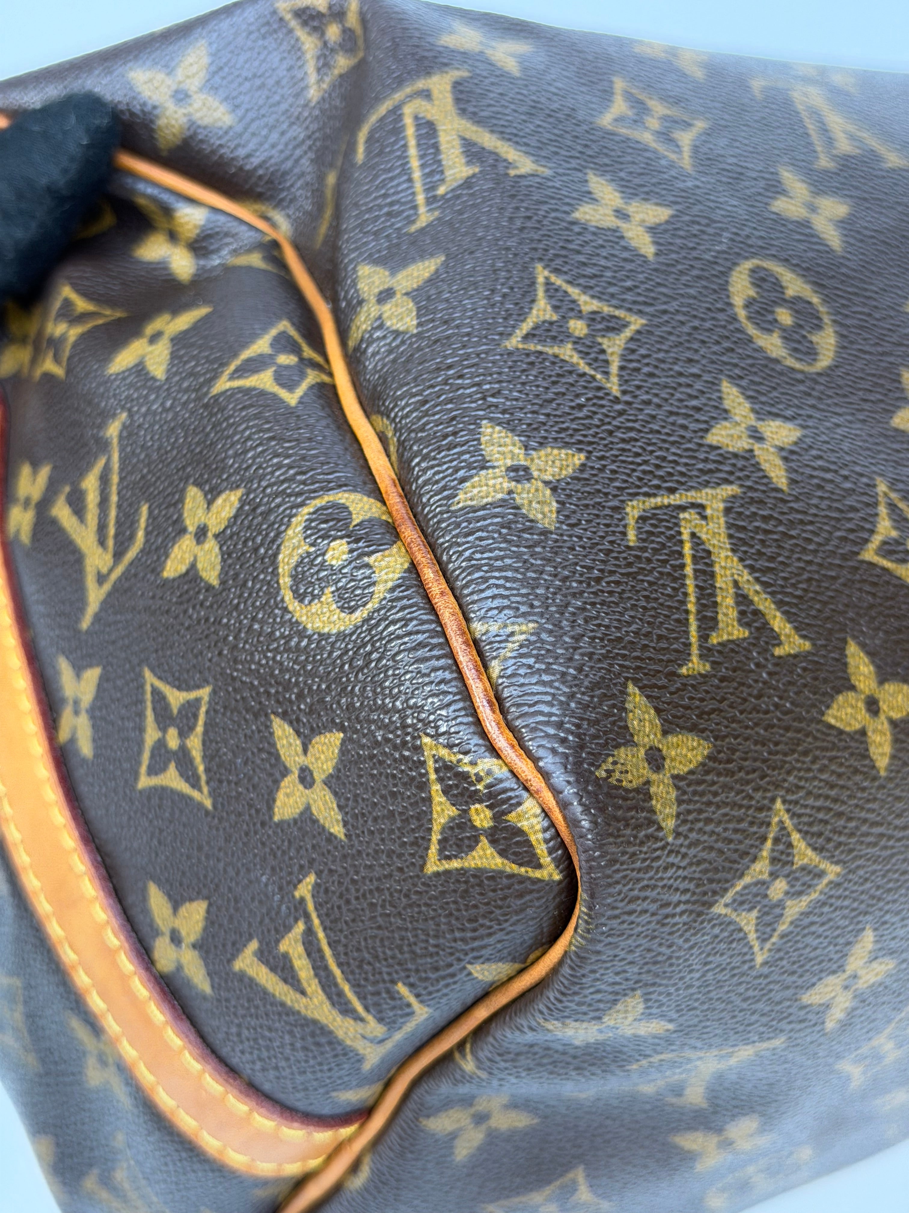 Louis Vuitton Bandoulière Speedy 30 In Monogram With Gold Hardware. Authentic and preloved in very good condition.