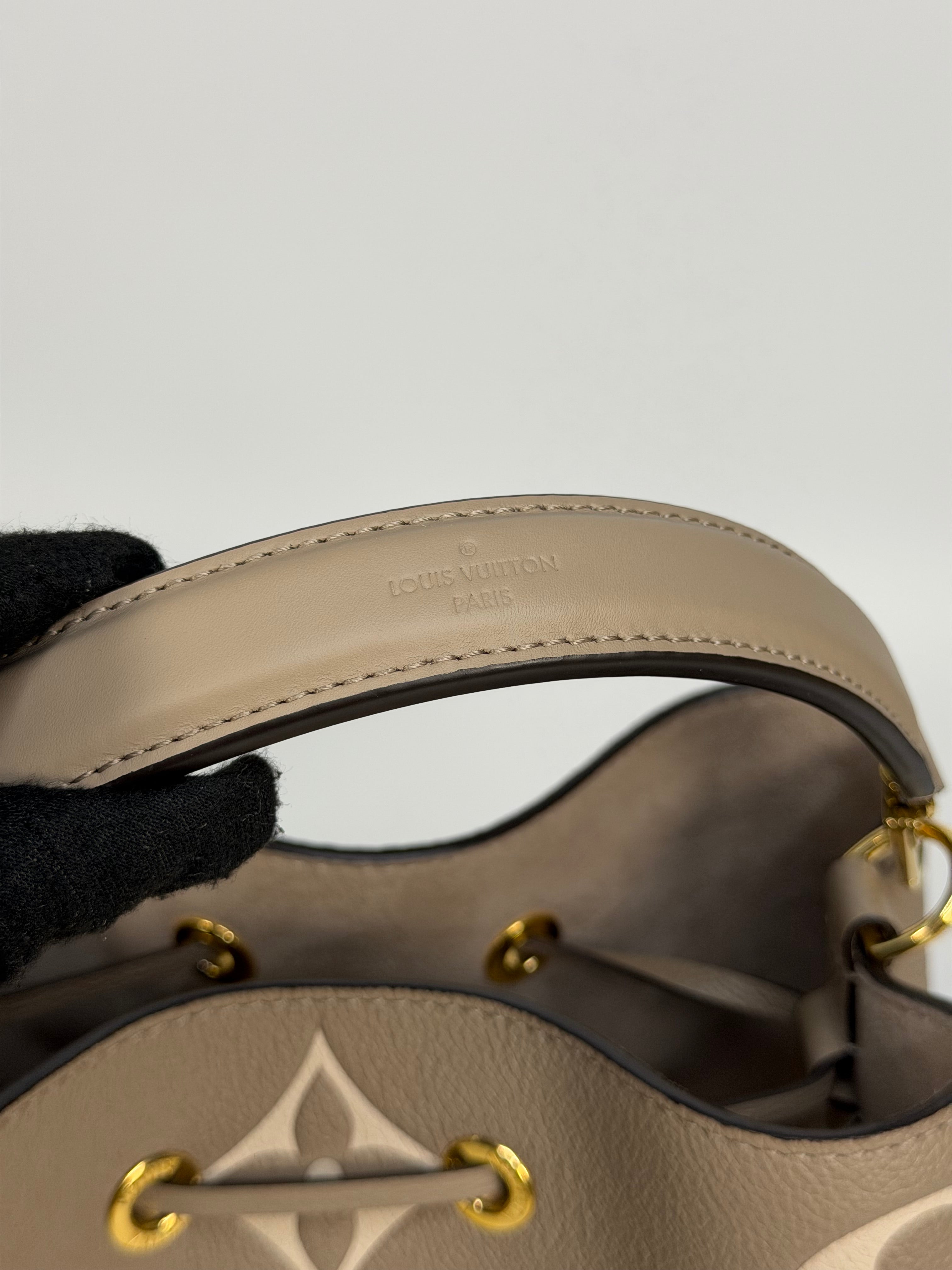 Louis Vuitton NéoNóe Bucket Bag MM Bi Colour Empereinte. Authentic and preloved in excellent condition. 