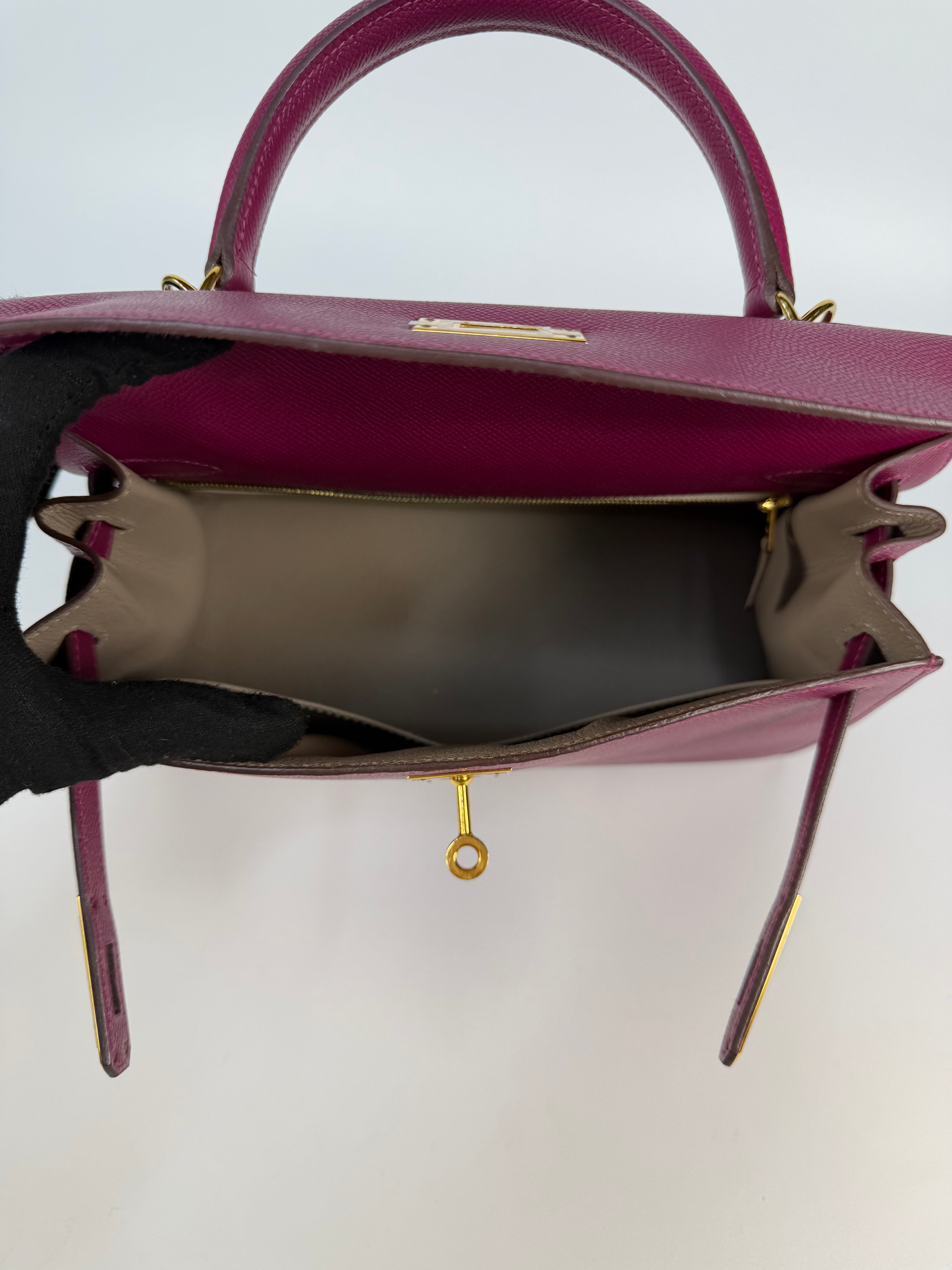 Hermès Kelly 28 In Tosca Epsom Leather With Gold Hardware 100% authentic and preloved in excellent condition