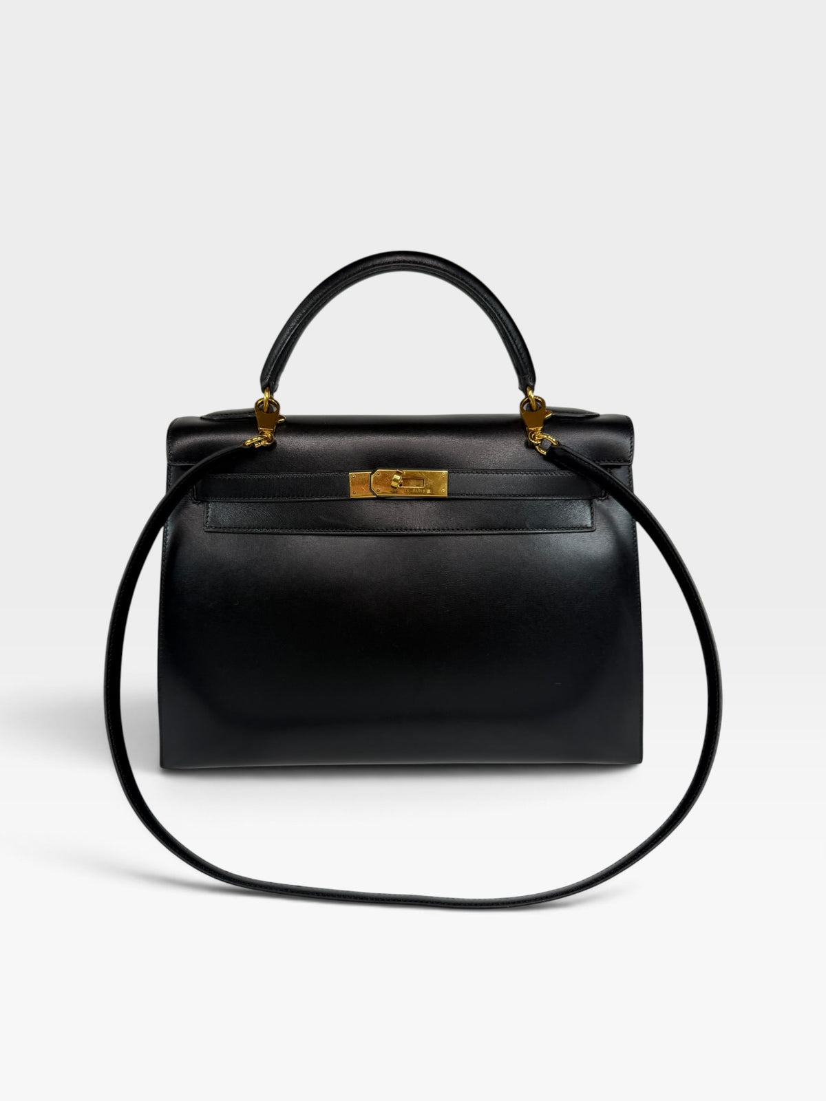 *RARE* Hermès Vintage Kelly 28 In Black Box Calf Leather With Gold Hardware. Authentic and preloved in excellent condition. 100% guarantee