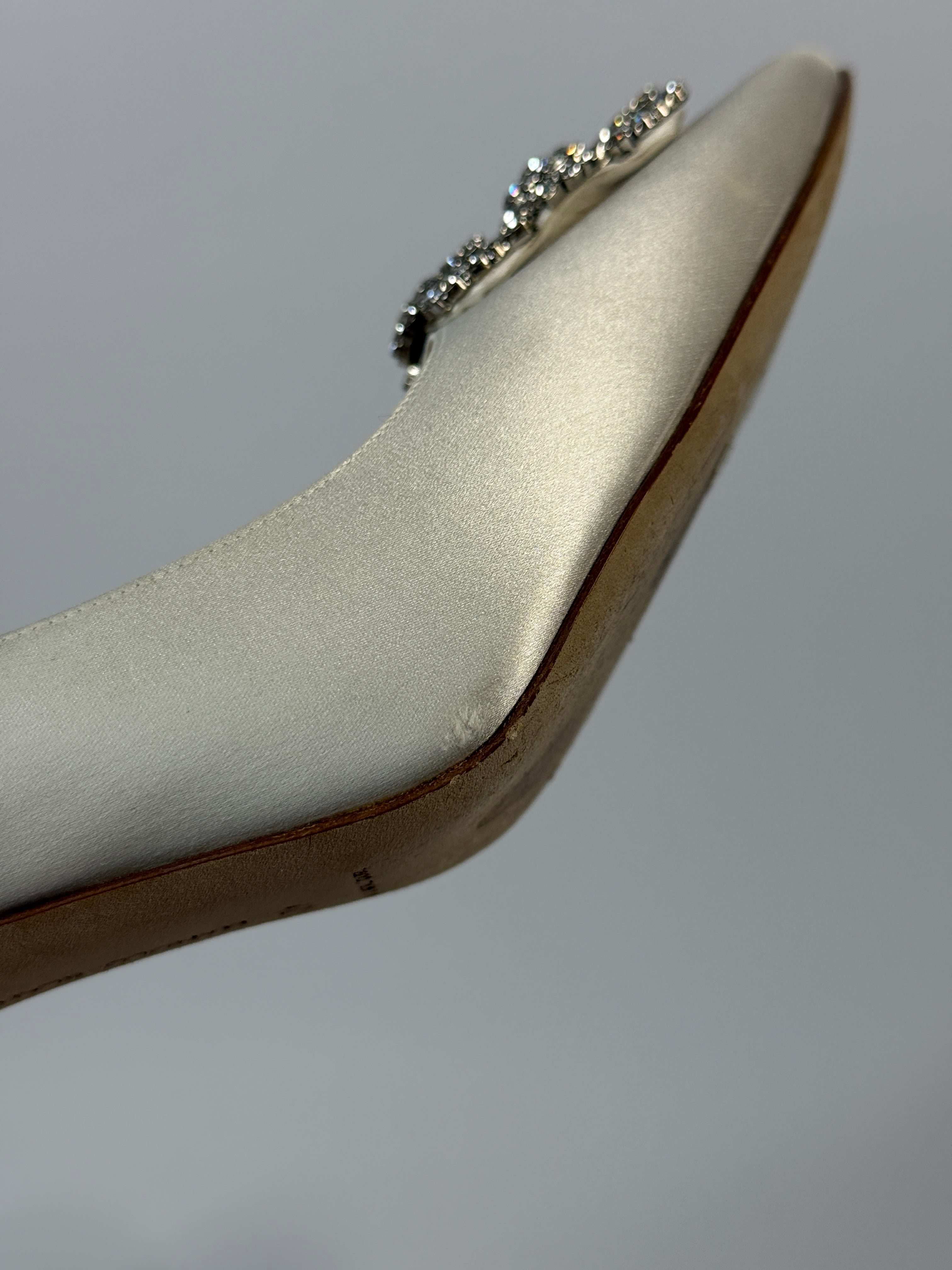 Manolo Blahnik Hangisi 90 Ivory Satin Pumps (Size 42/UK9)