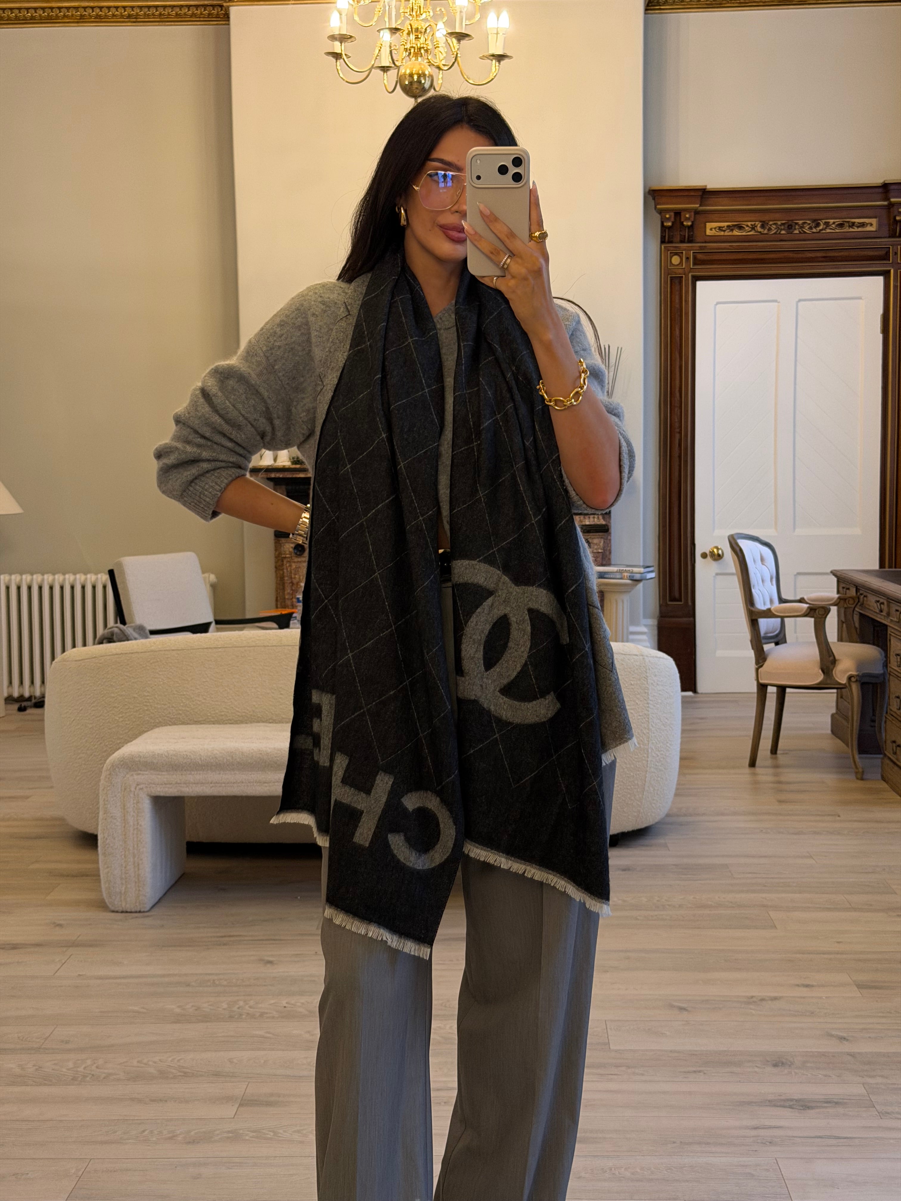 Chanel CC logo Stole in grey cashmere. Excellent condition. Authentic and preloved
