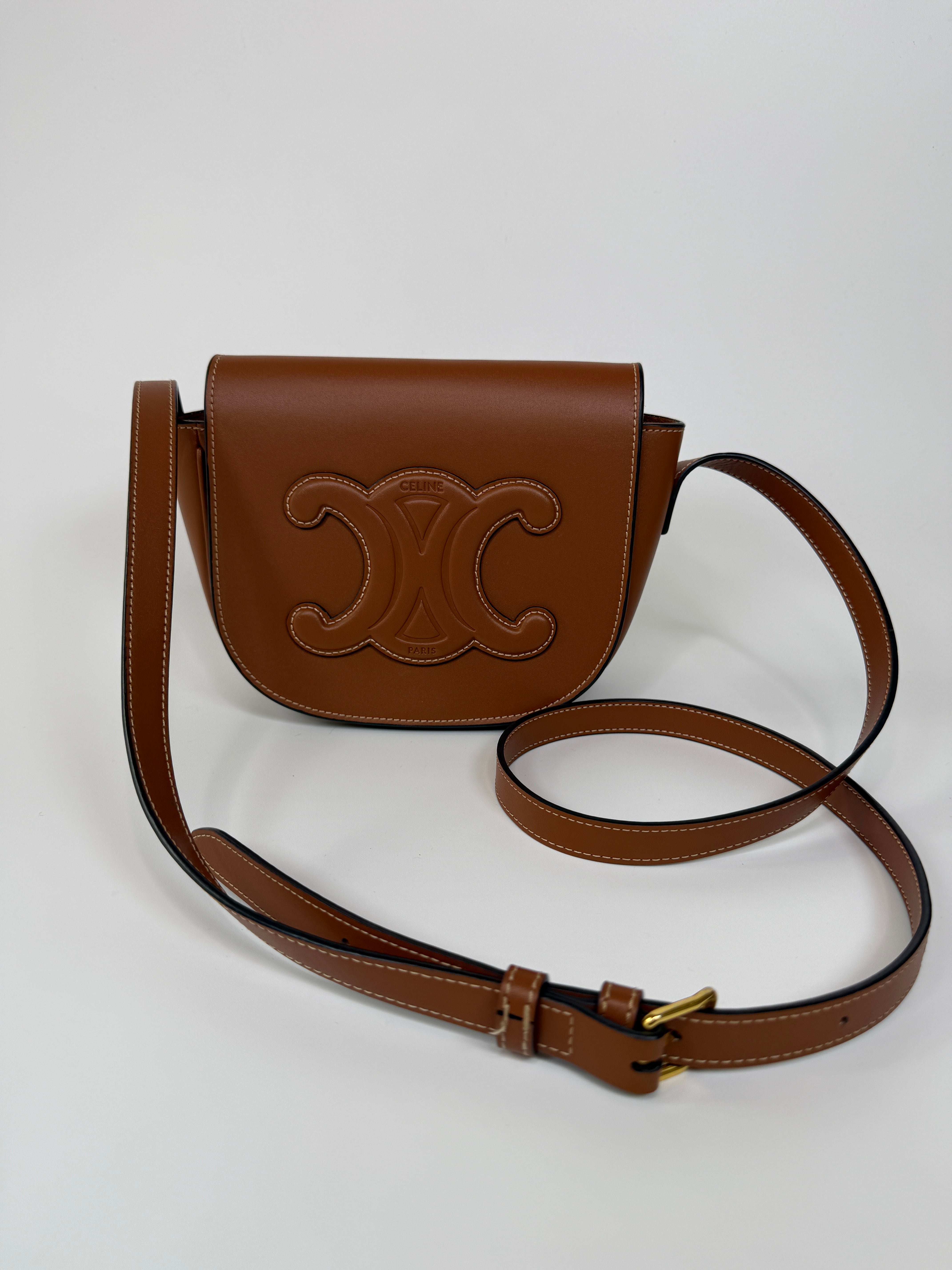 Celine Folco Cuir Triomphe Tan Leather Crossbody Bag
Authentic Pre Loved Verified by Luxe Cheshire Trusted Designer resale 