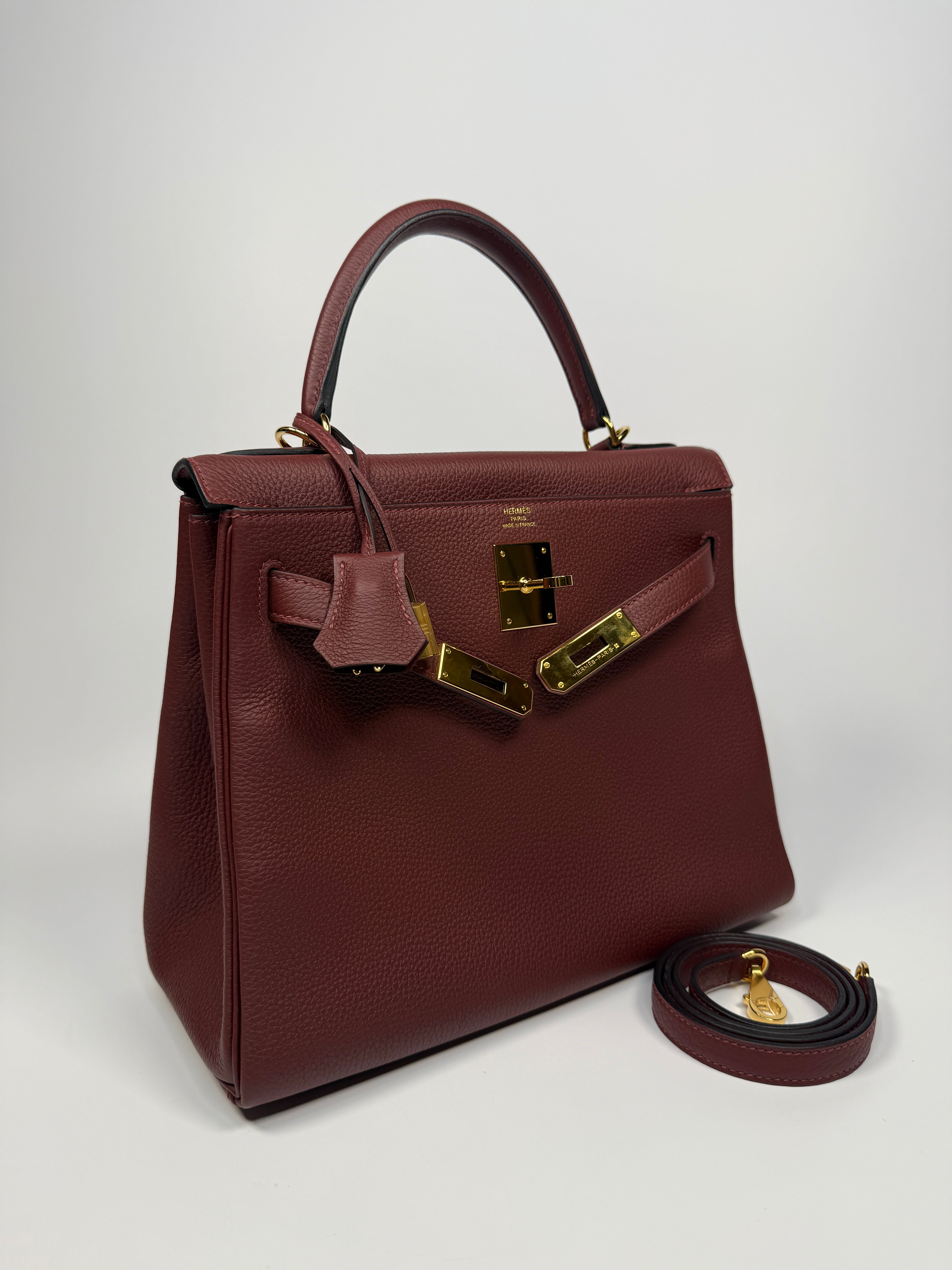 Hermès Kelly 28 In Rouge H Togo Leather With Gold Hardware New and Unused Condition. Authentic and preloved 