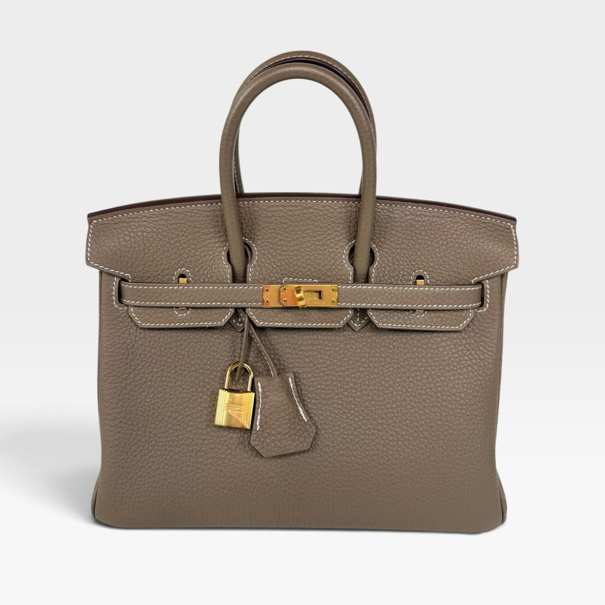 *RARE* Hermès Birkin 25 In Etoupe Epsom Leather With Gold Hardware. Authentic and preloved in excellent condition. 100% Luxe Gurantee 