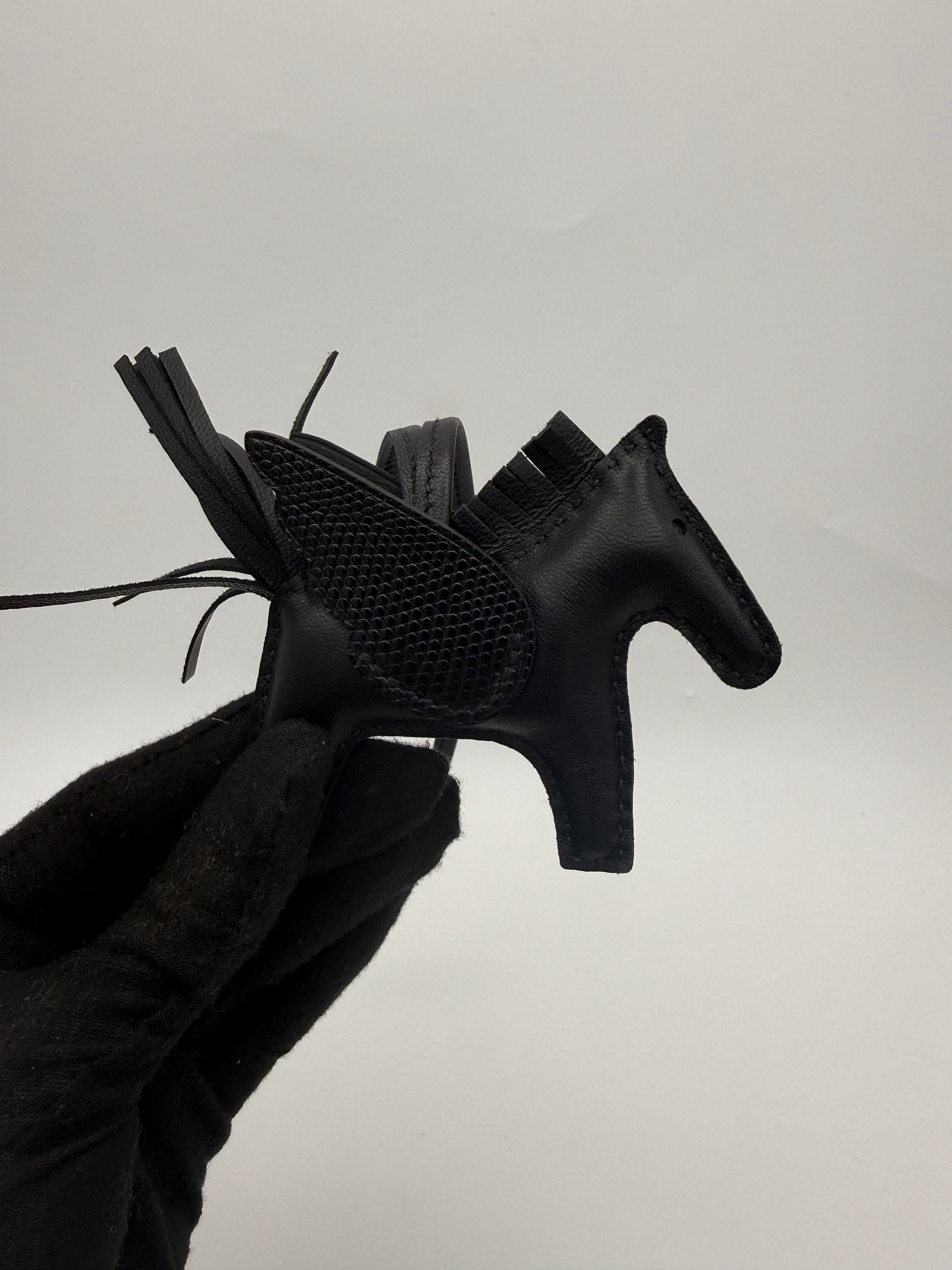 Hermès Pegasus PM Black Touch Lizard Excellent Condition. Authentic and preloved. 100% Authenticity Guarantee 