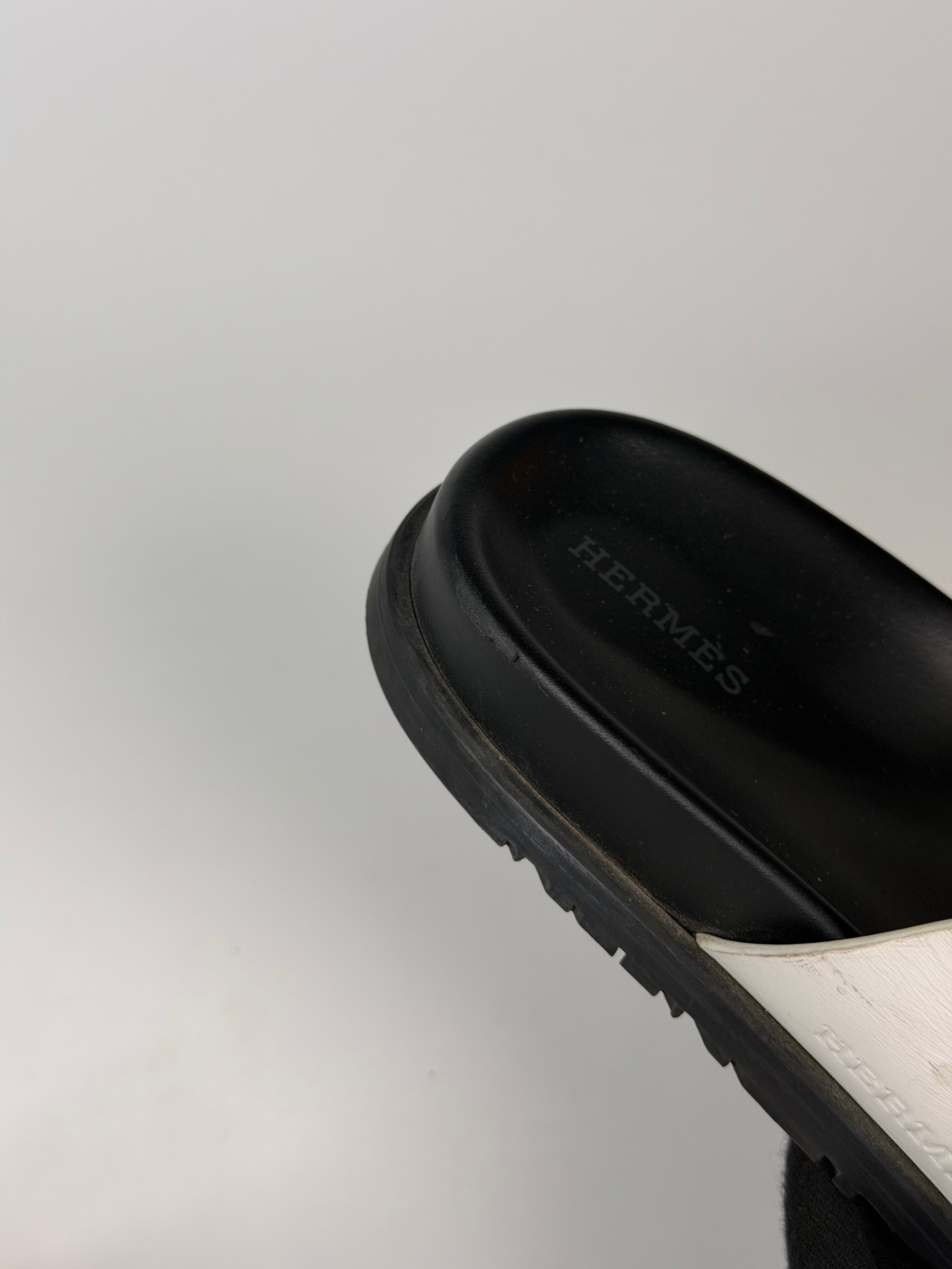 Hermès Chypre Sandals In White (Size 38/UK5) in very good condition 100% authentic and preloved