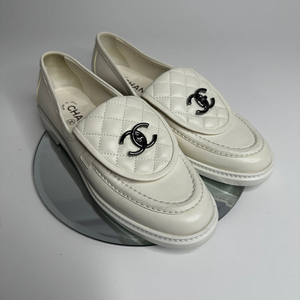 Chanel White Quilted Leather Turnlock Loafers (Size 39.5/UK 6.5)
