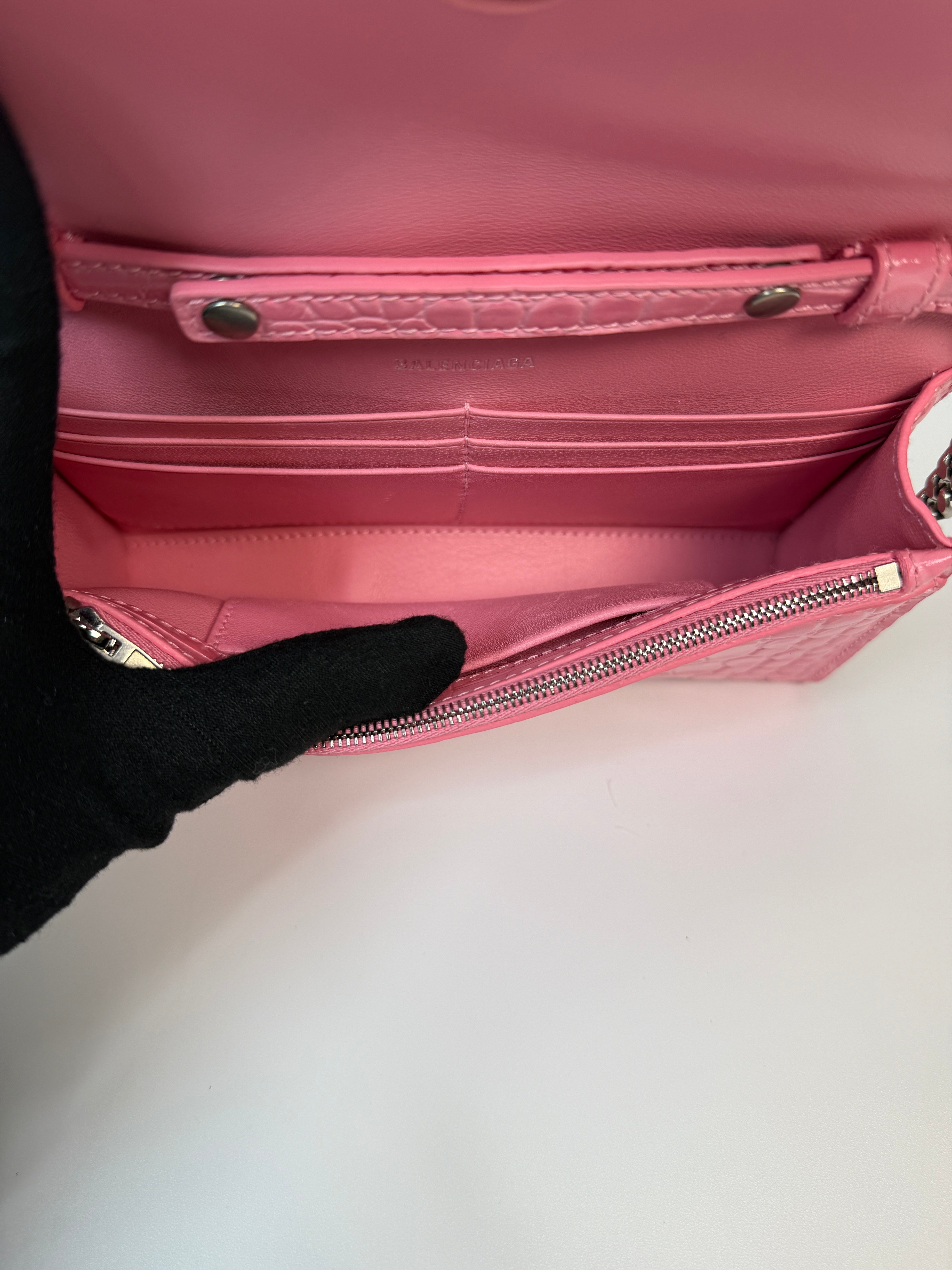 Balenciaga Croc Embossed Hourglass Wallet On Chain In Pink Leather With Gold Hardware.
Authentic Pre Loved Verified by Luxe Cheshire Trusted Designer resale 