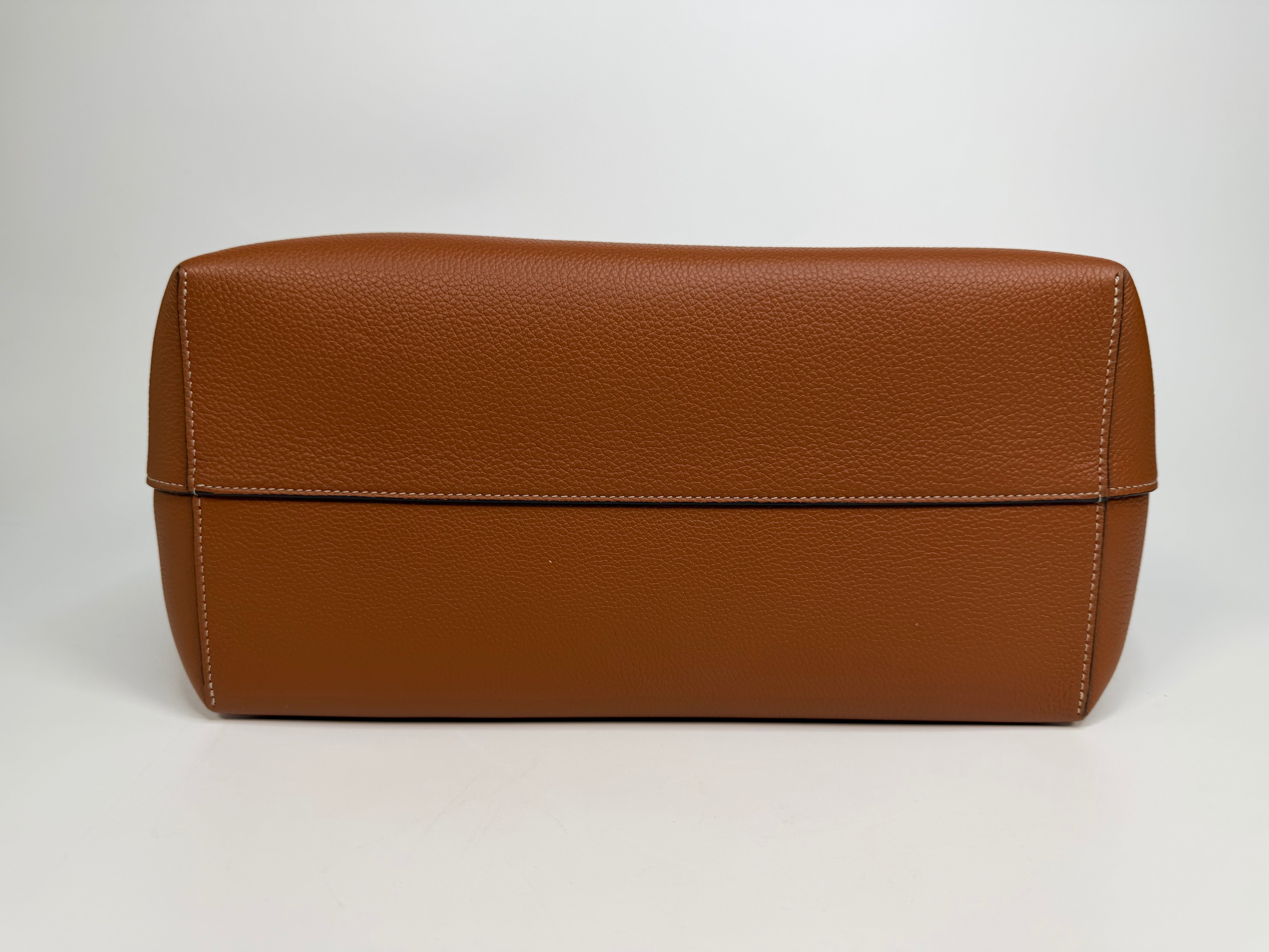 Celine Medium Cabas Anaïs Triomphe In Tan Grained Calfskin. Authentic and preloved in excellent condition