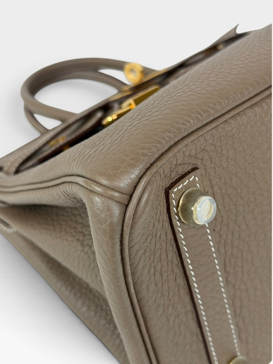 *RARE* Hermès Birkin 25 In Etoupe Epsom Leather With Gold Hardware. Authentic and preloved in excellent condition. 100% luxe Gurantee 