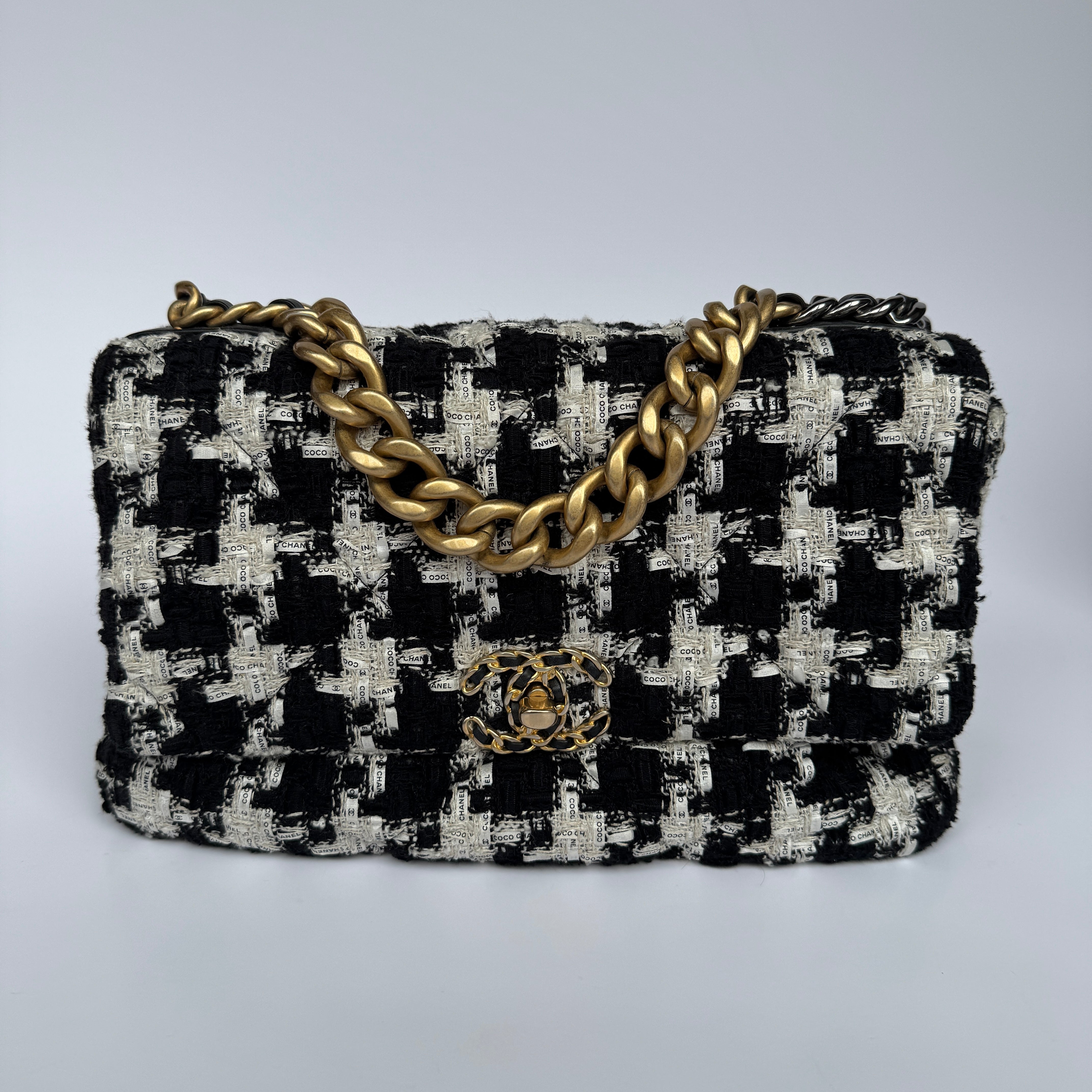 Chanel 19 Large In Houndstooth Tweed
Pre Loved & Authentic 
