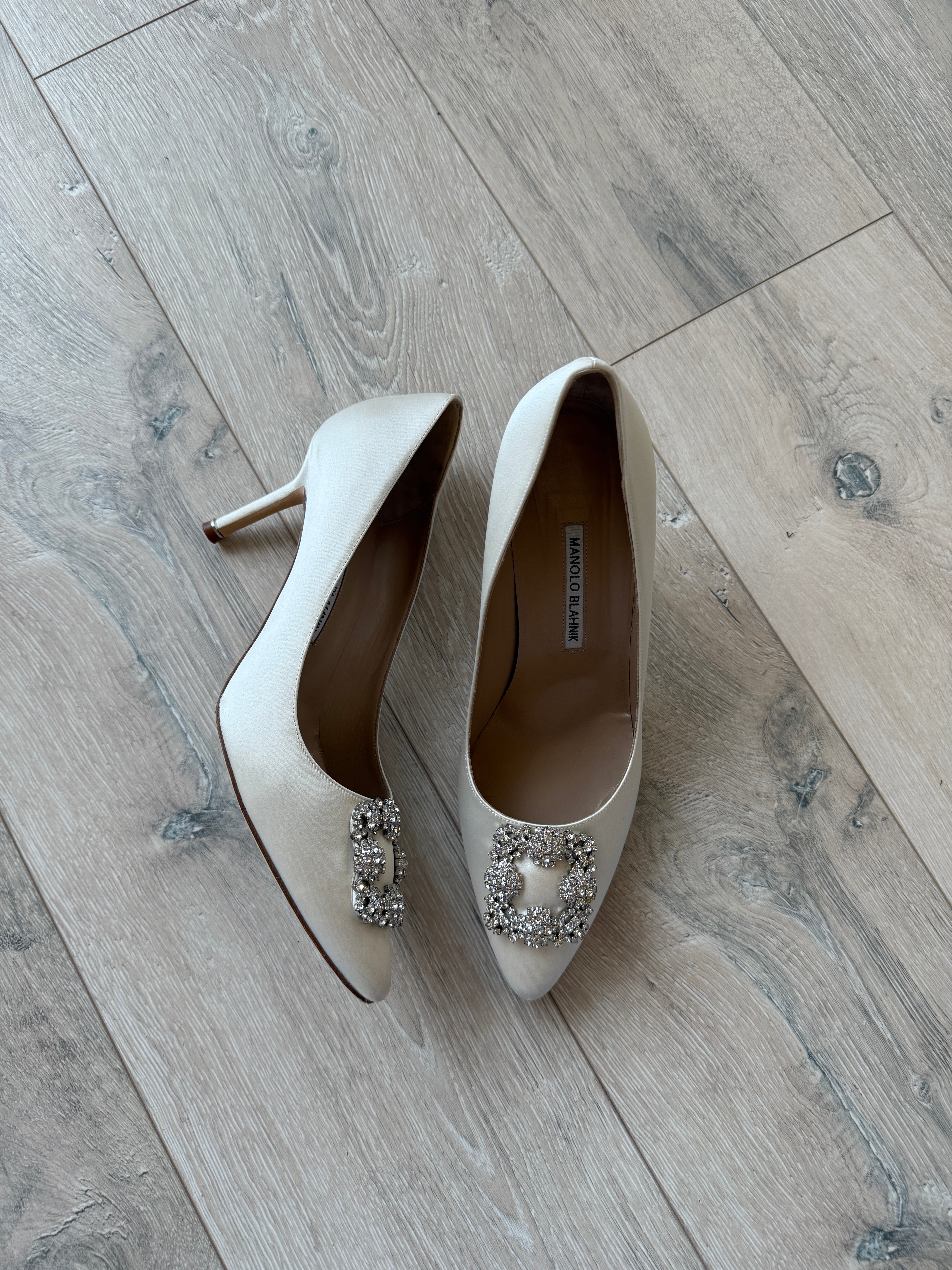 Manolo Blahnik Hangisi 90 Ivory Satin Pumps (Size 42/UK9)
