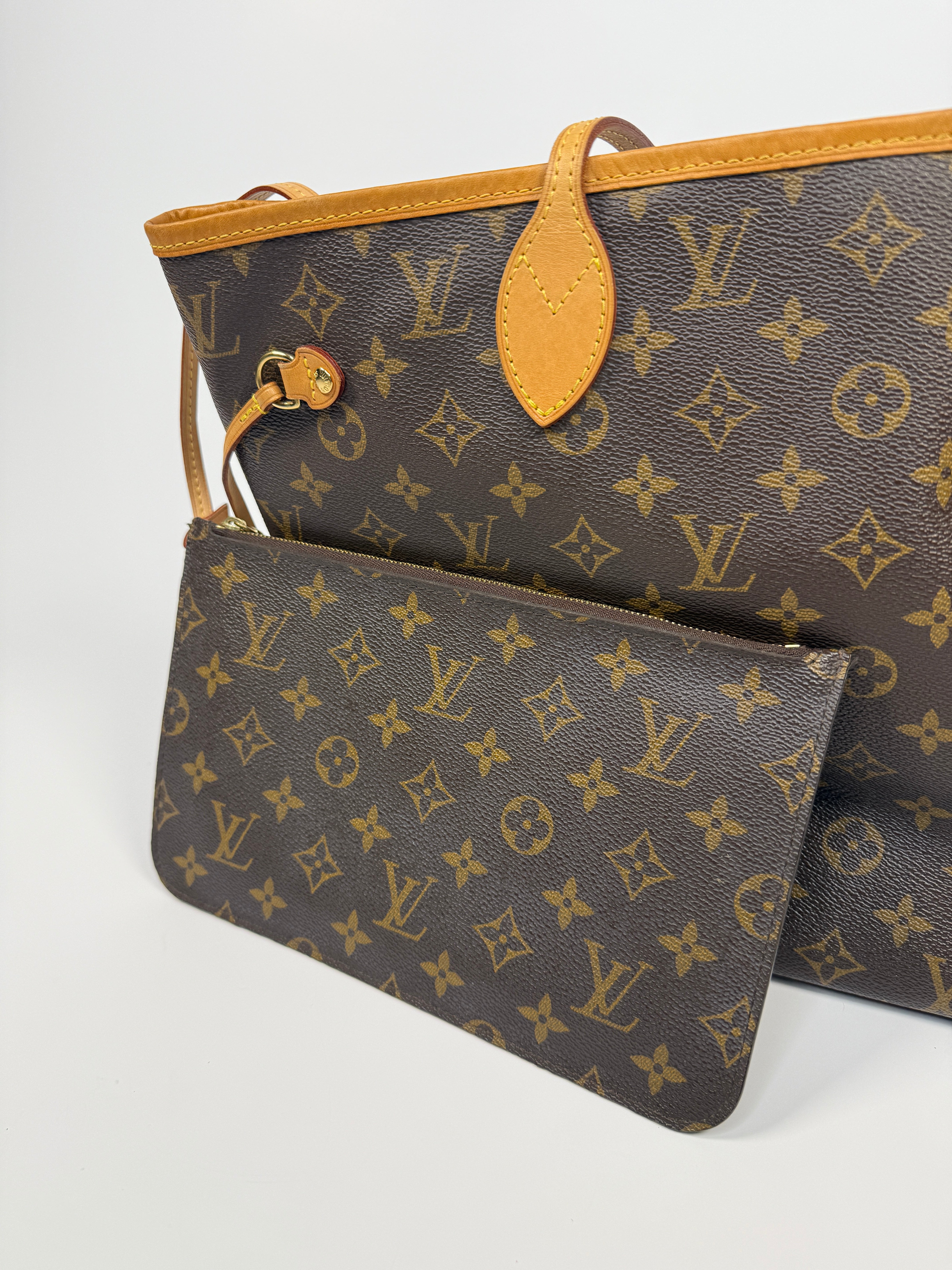 Louis Vuitton Neverfull MM Bag In Brown Monogram . Excellent. Authentic and preloved. 