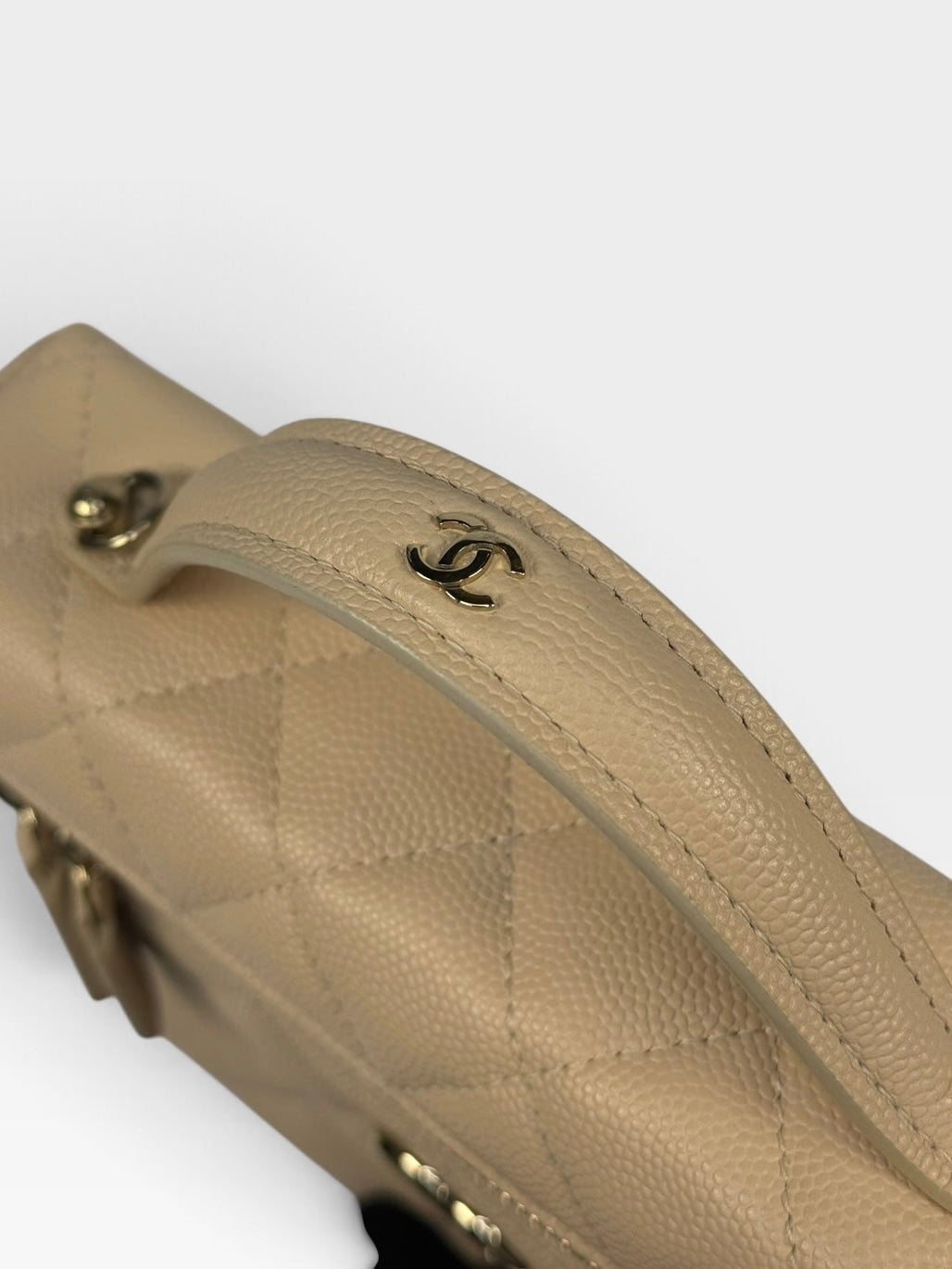 Chanel Flat Vanity In Beige Caviar Leather With Gold Hardware. 100% authentic and pre loved in excellent condition.