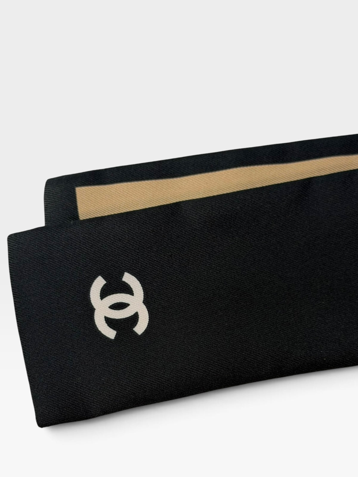 Chanel Slim Bandeau Silk Twill In Black & White Multicolour. 100% authentic and preloved in excellent condition