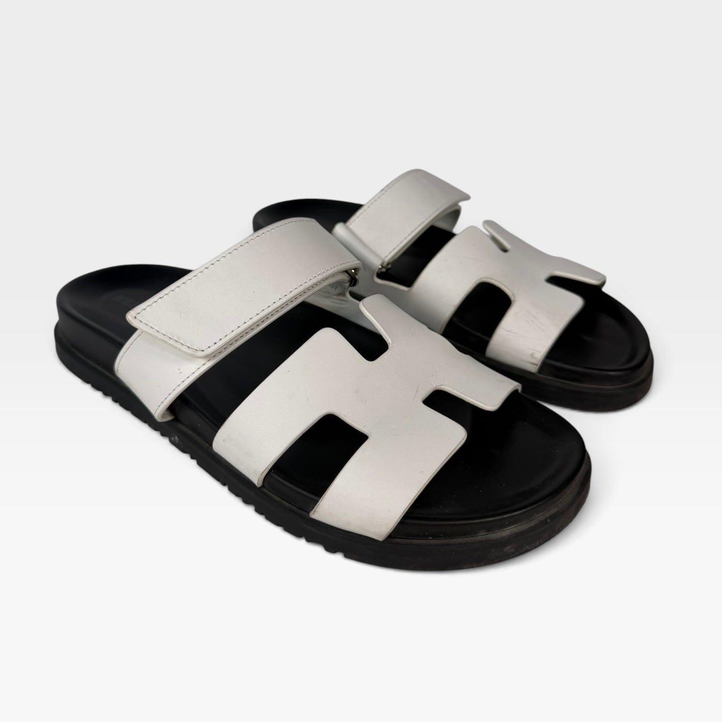 Hermès Chypre Sandals In White (Size 38/UK5) in very good condition 100% authentic and preloved