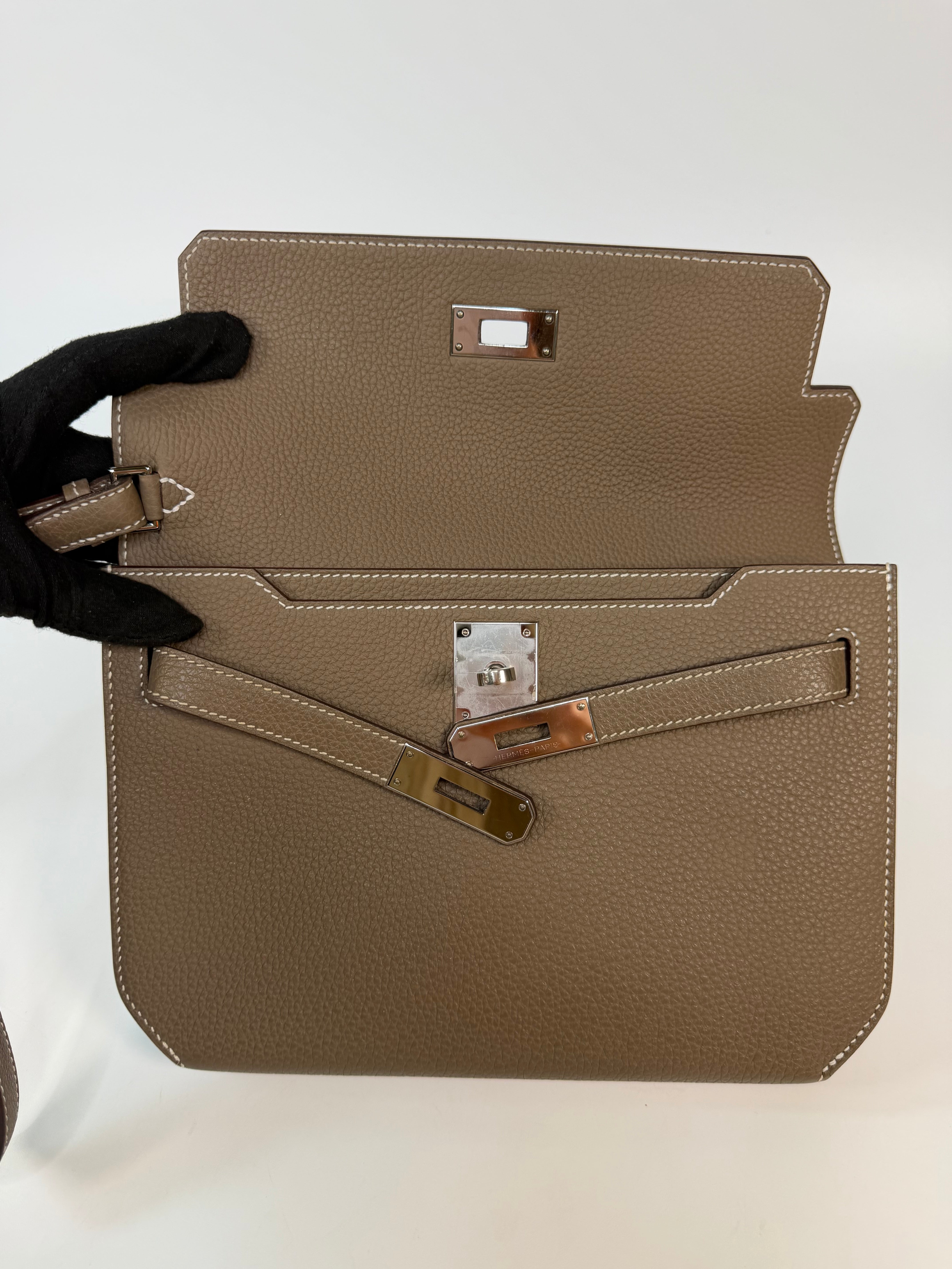 Hermès Depeches 25 In Etoupe Togo Leather With Palladium Hardware in excellent condition 100% authentic and preloved