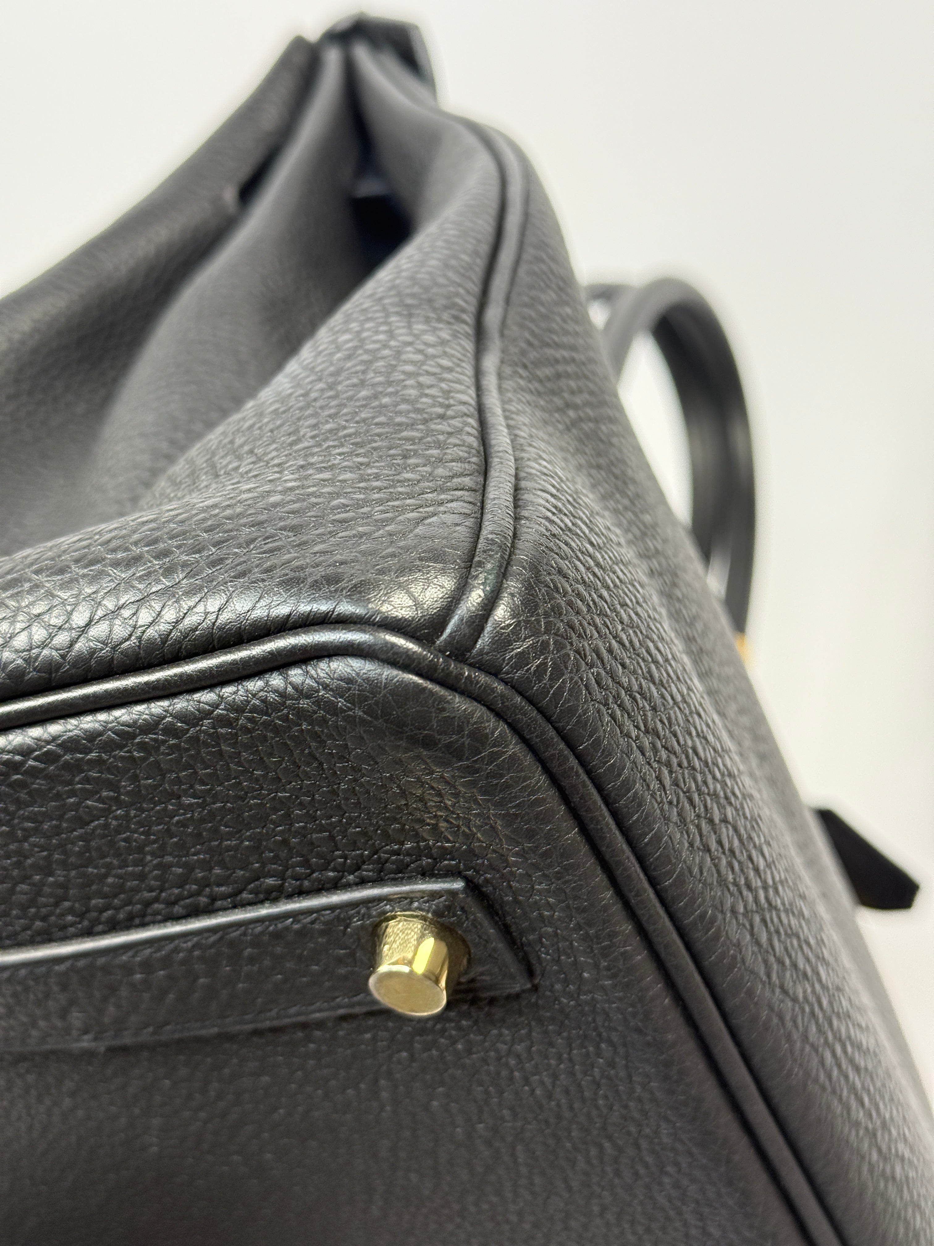 Hermès Birkin 35 Black Togo Leather With Gold Hardware. Excellent condition. Authentic and preloved. 