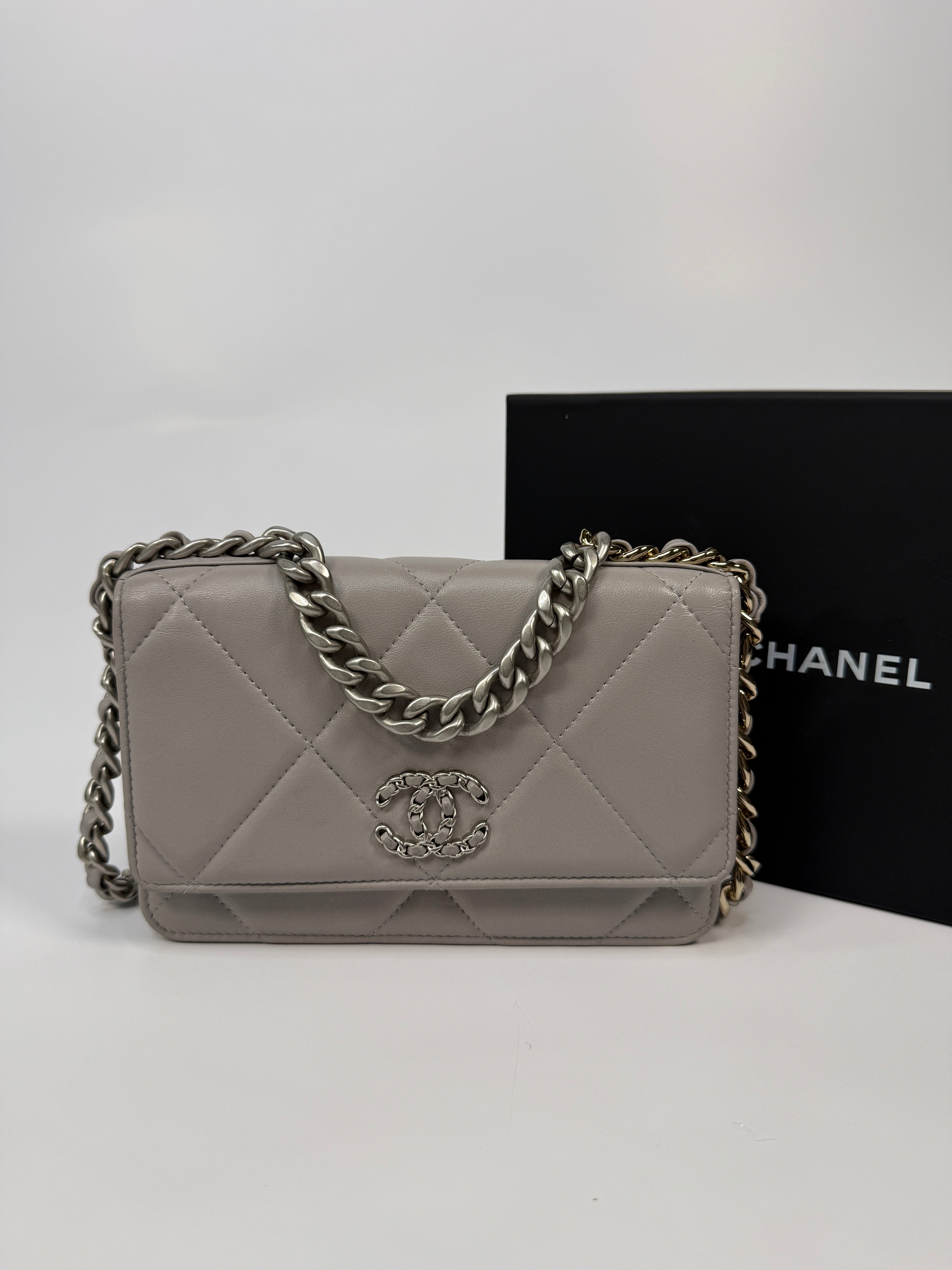 Chanel 19 Wallet On Chain
Pre Loved & Authentic 