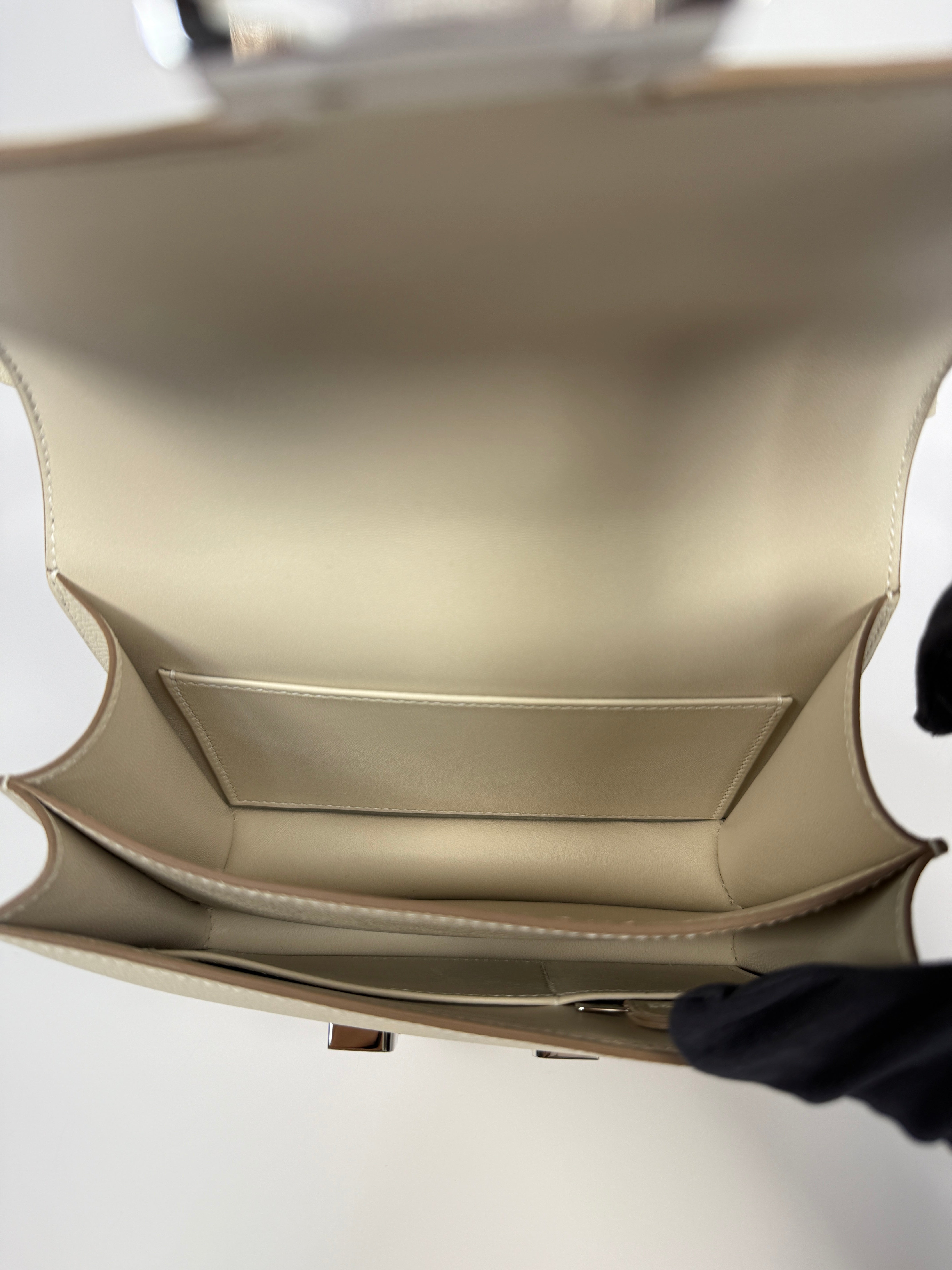 Hermès Constance 18 In Craie Epsom Leather With Lacquered Hardware , new and unused condition. Authentic and preloved. 