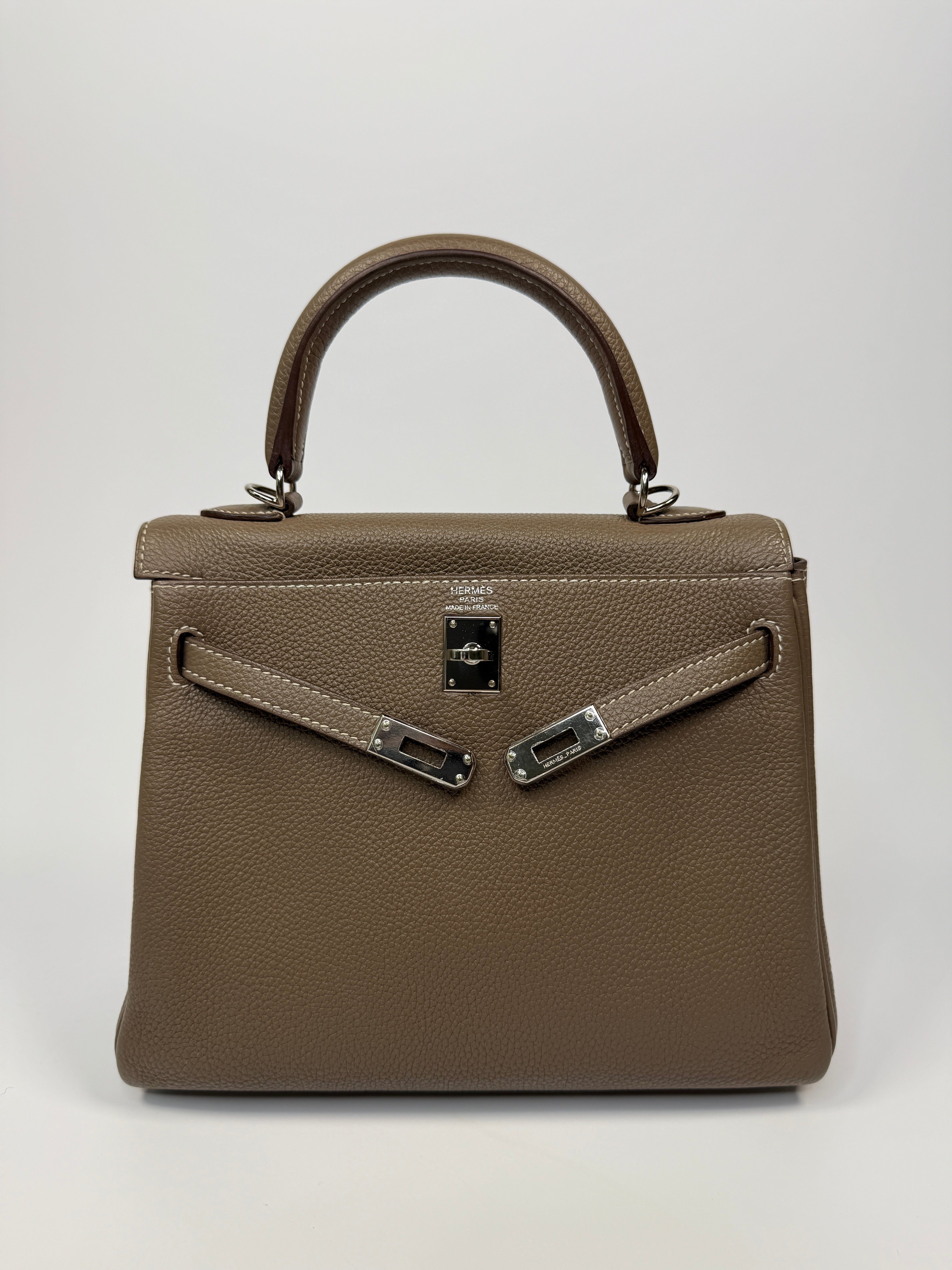 Hermès Kelly 25 In Etoupe Togo Leather With PHW