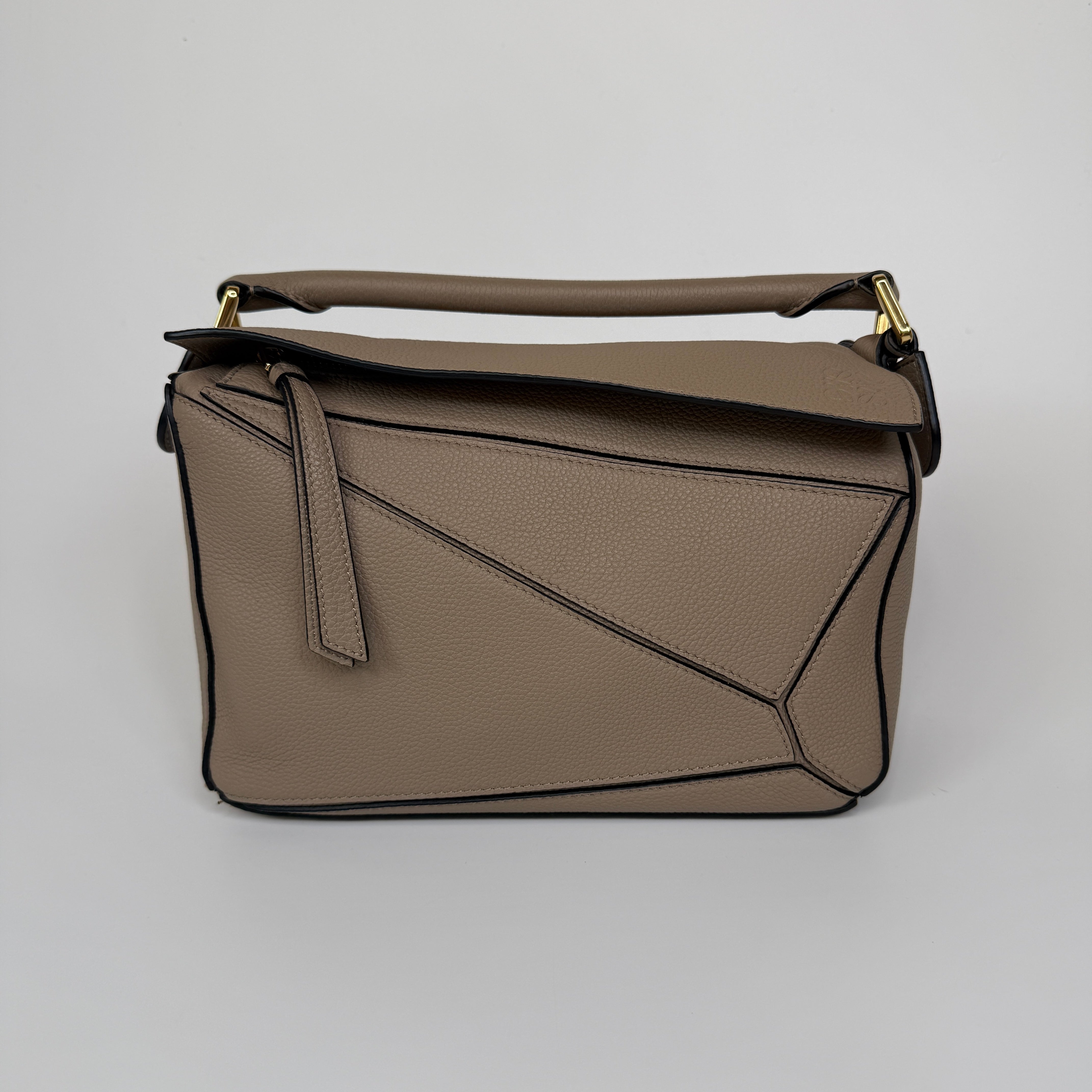 Authentic and preloved Loewe Small Puzzle bag In Taupe Calfskin Leather With Gold Hardware In Excellent Condition. 100% Authenticity guarantee 