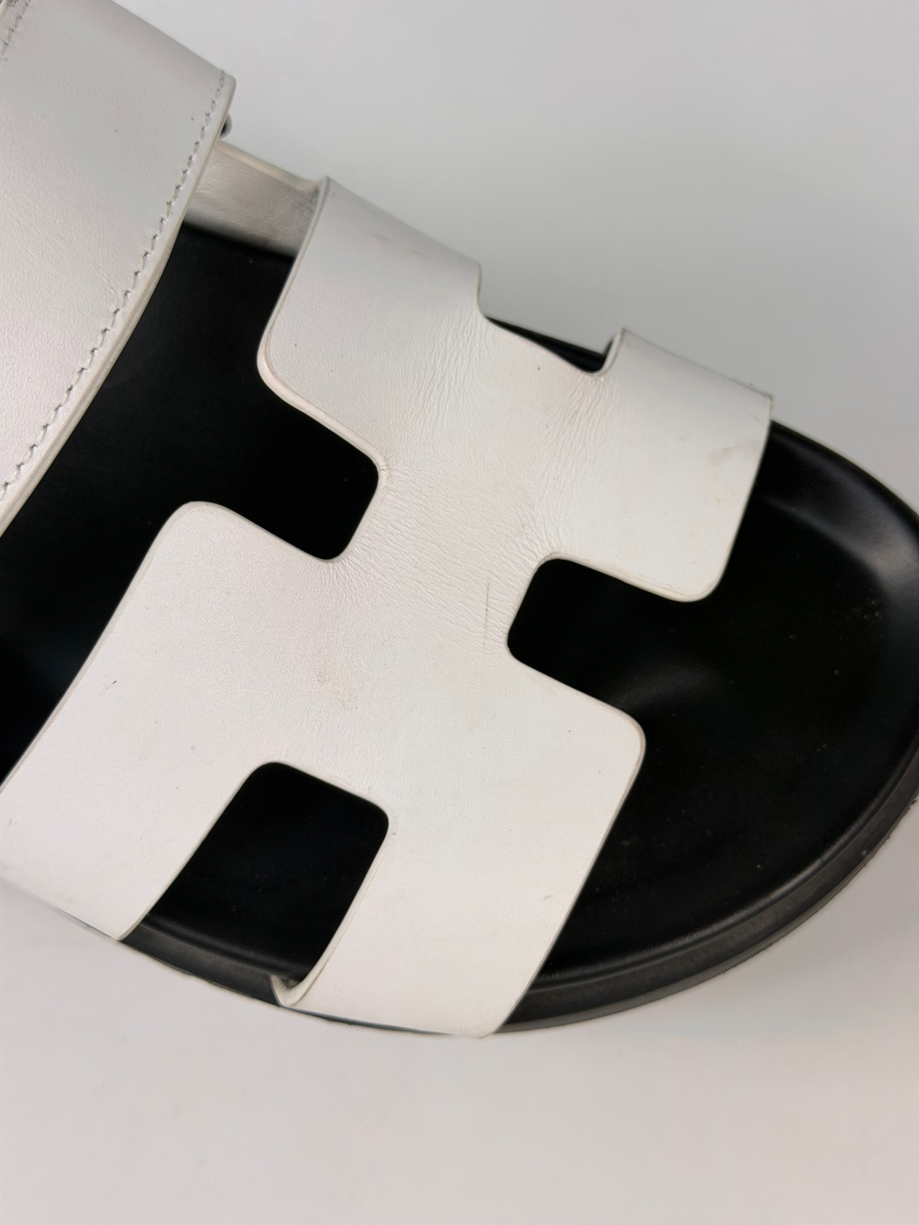 Hermès Chypre Sandals In White (Size 38/UK5) in very good condition 100% authentic and preloved