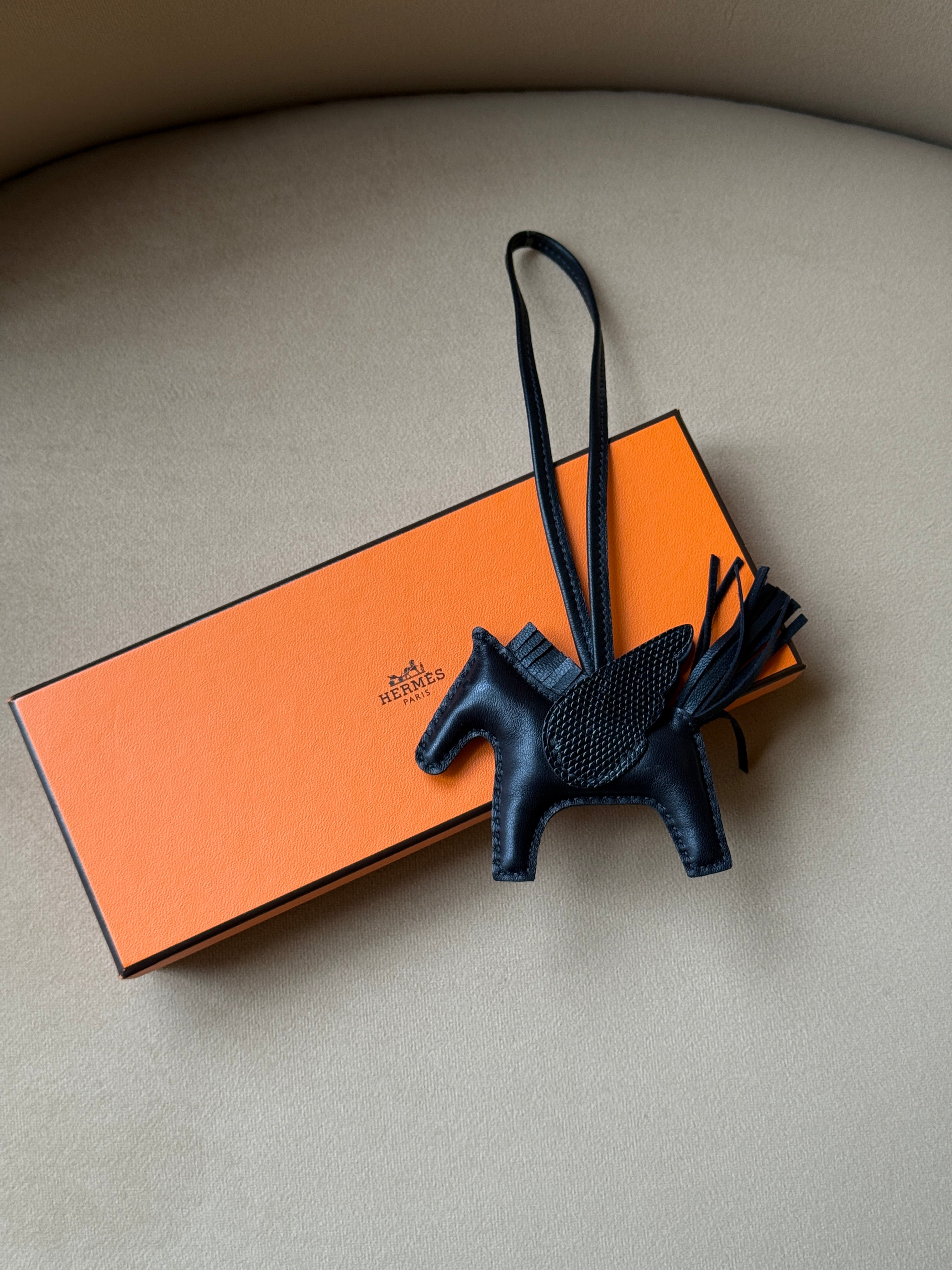 Hermès Pegasus PM Black Touch Lizard Excellent Condition. Authentic and preloved. 100% Authenticity Guarantee 