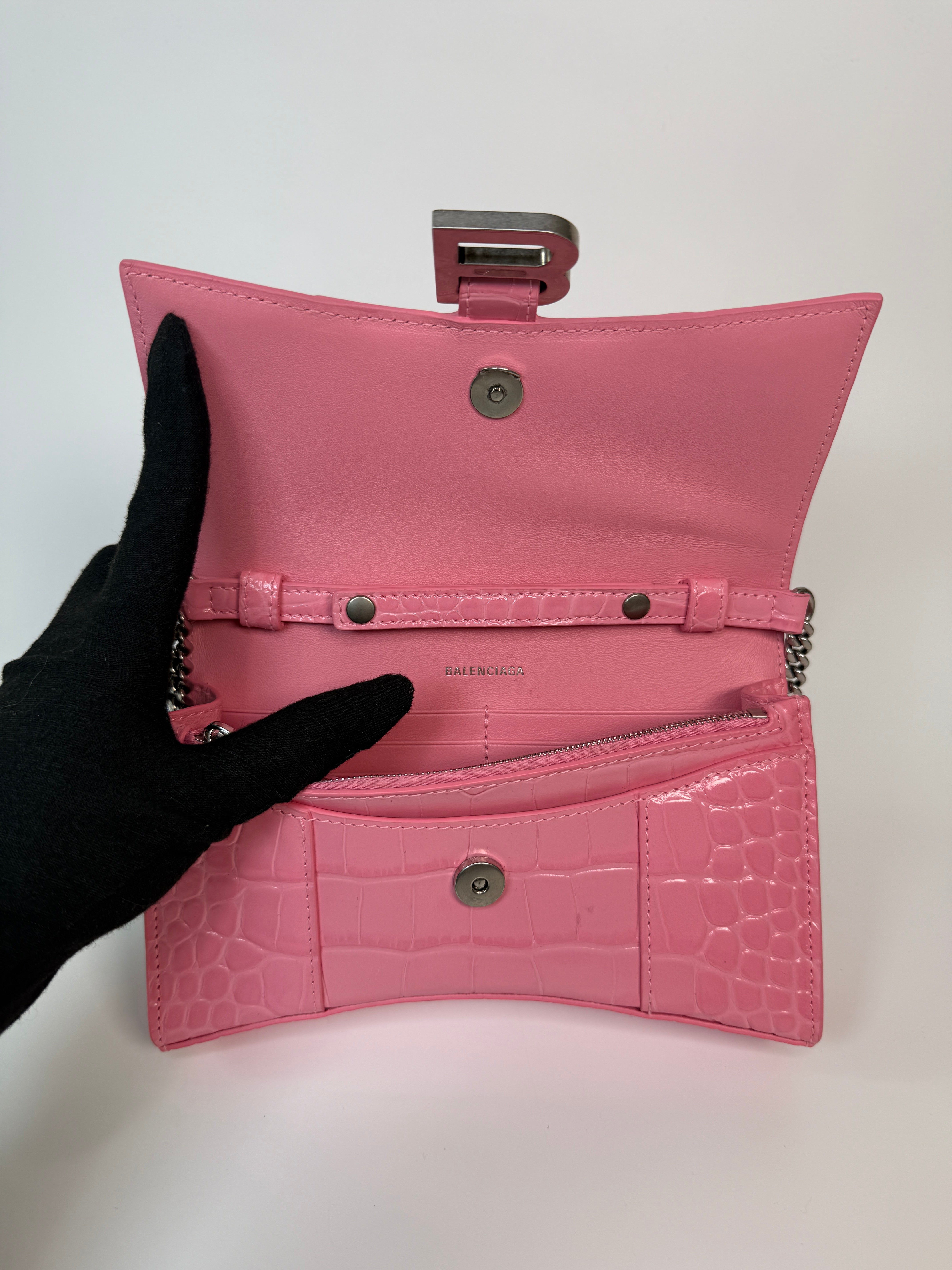 Balenciaga Croc Embossed Hourglass Wallet On Chain In Pink Leather With Gold Hardware.
Authentic Pre Loved Verified by Luxe Cheshire Trusted Designer resale 
