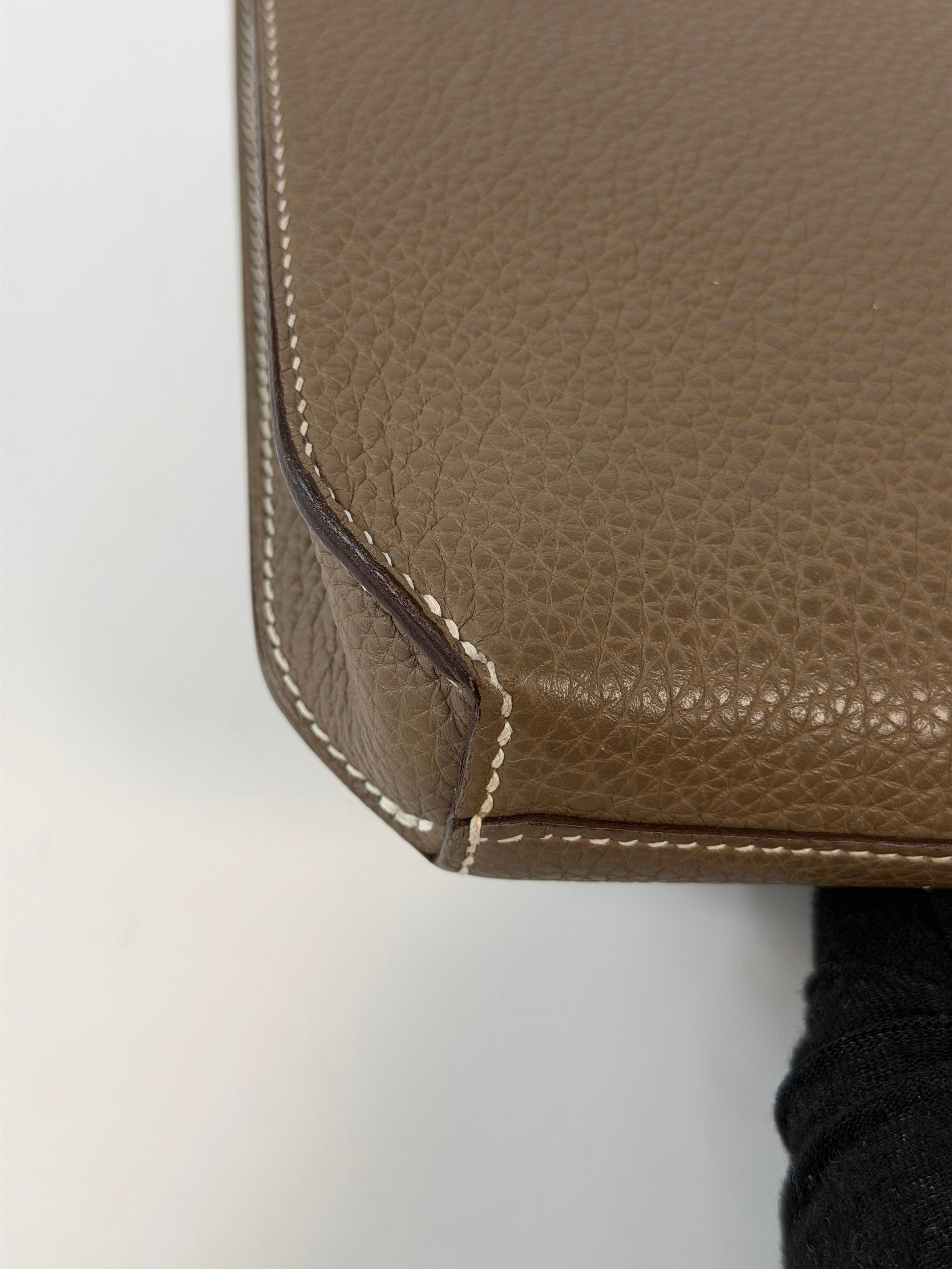 Hermès Depeches 25 In Etoupe Togo Leather With Palladium Hardware in excellent condition 100% authentic and preloved