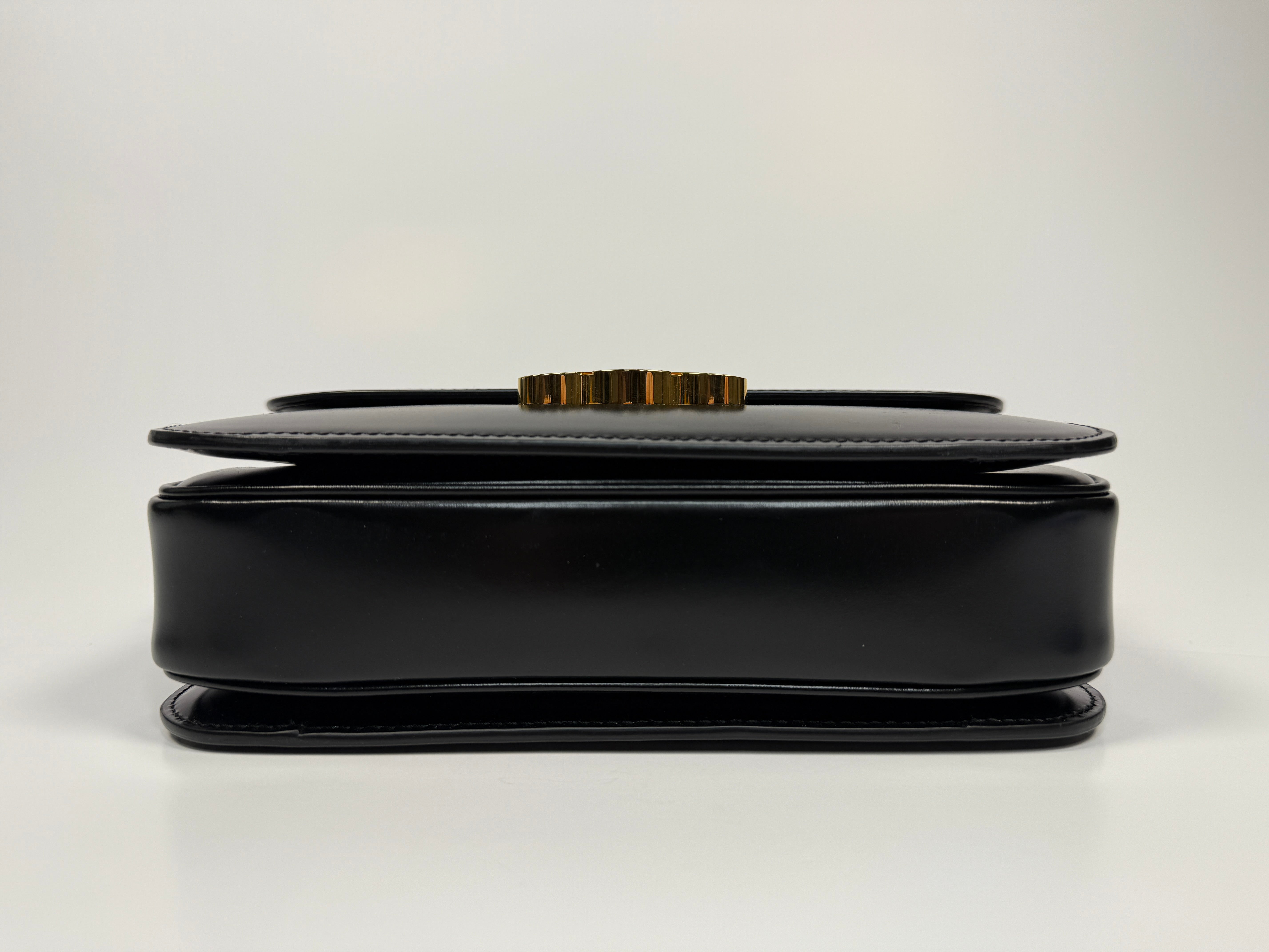 Celine Classique Medium Triomphe Bag In Black Calfskin With Gold Hardware In very good condition. Authentic and pre loved