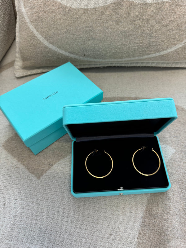 Tiffany & Co T Wire Hoop Earrings In 18kt Gold