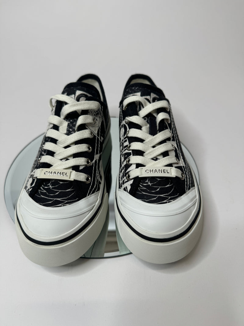 Chanel Black and White Canvas Low Sneakers (Size 37 / UK 4)