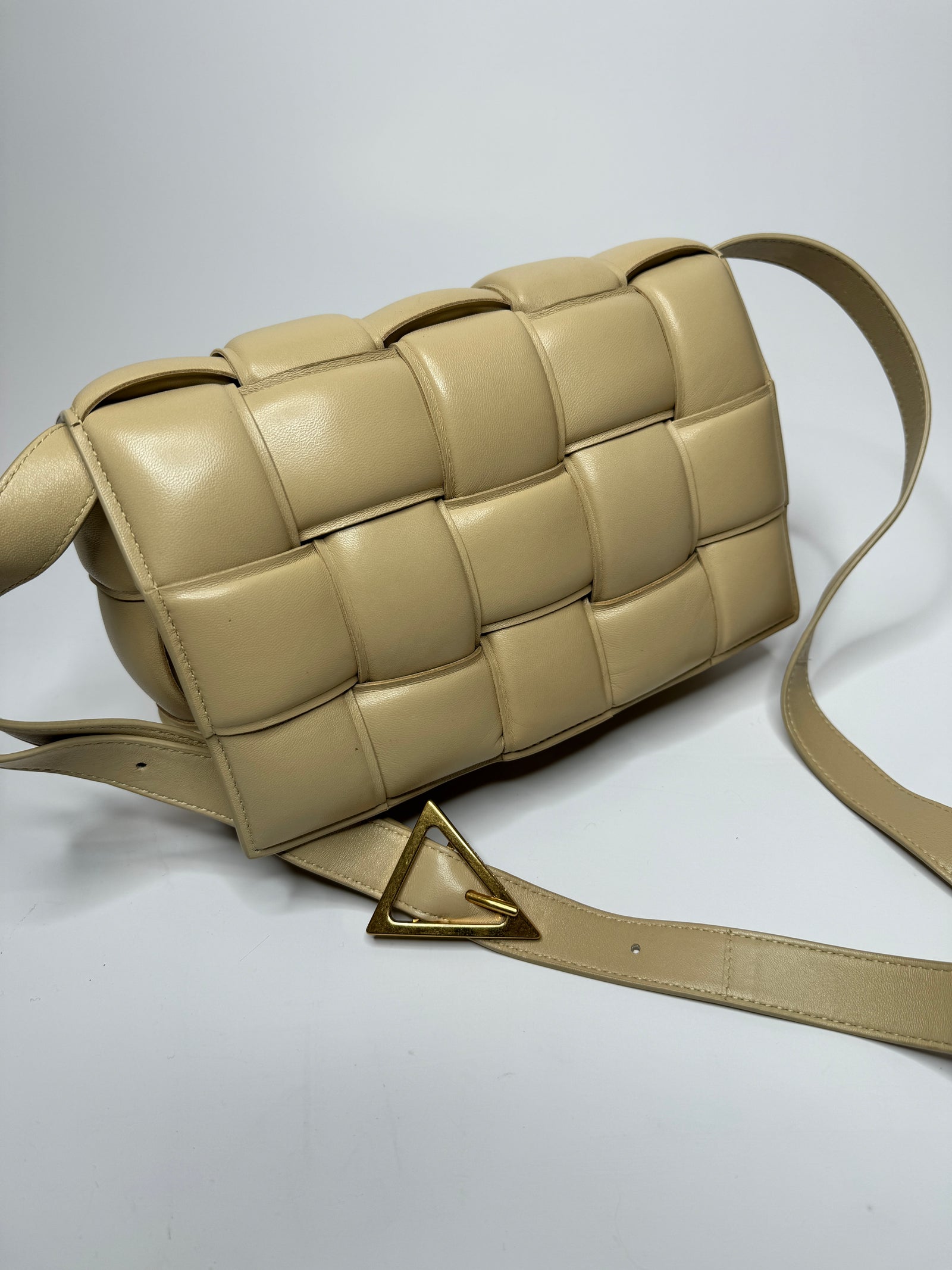 直営店☆BOTTEGA VENETA☆ PADDED CASSETTE レザー バッグ Bottega Veneta // Cream Leather Padded Cassette Bag – VSP