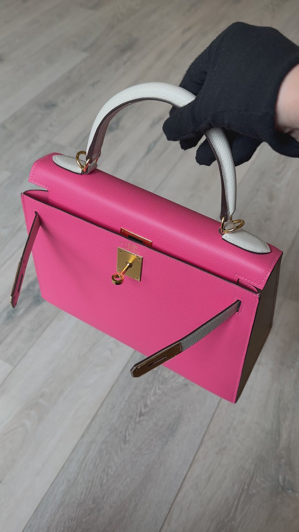 Hermès Kelly 28 In Rose Azalee & Craie Epsom Leather With Gold Hardware. 100% authentic and preloved in excellent condition.