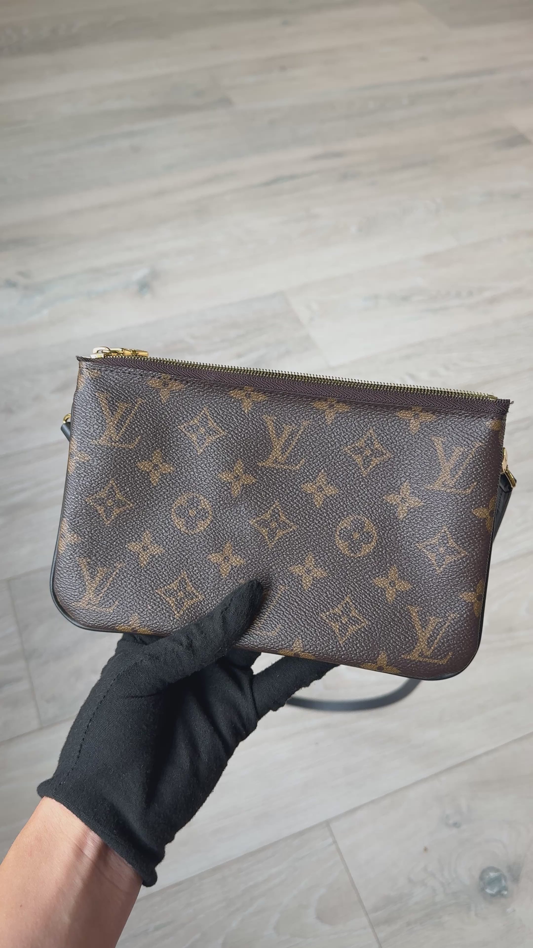 Louis Vuitton Double Zip Pochette In Monogram Canvas in excellent condition 100% authentic and preloved 